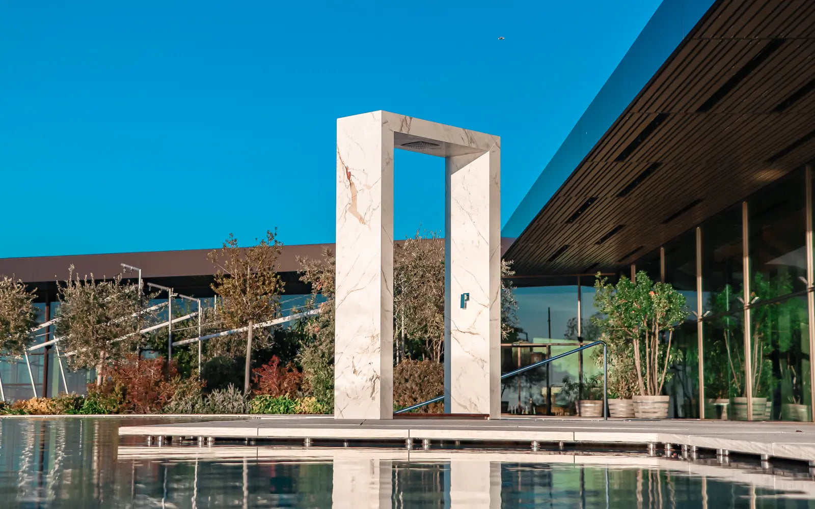 Odino Design Outdoor Dusche von Korta bei AZURA SPA & LIVING