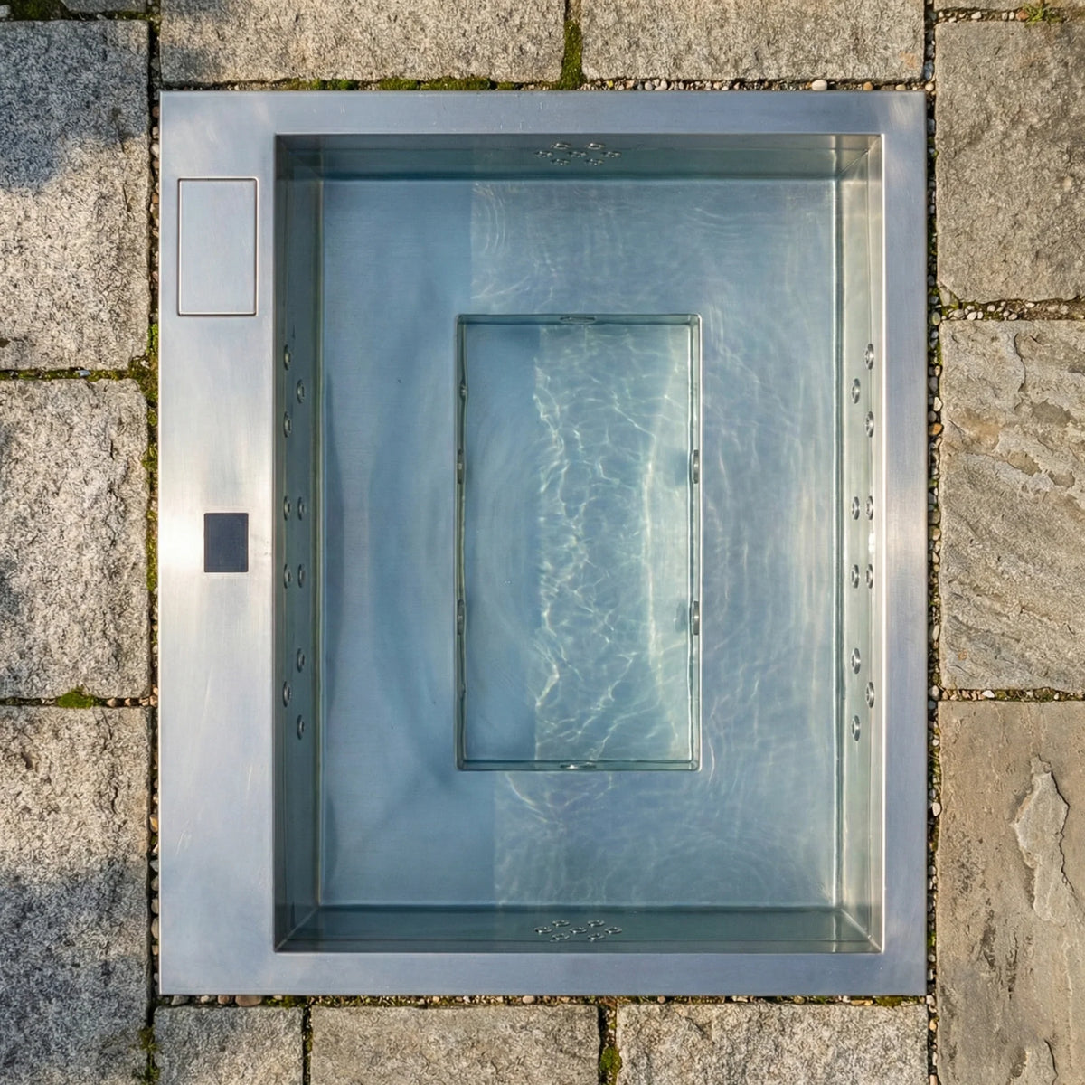 AURORA ist ein exklusiver Edelstahl Whirlpool für bis zu 6 Personen. V4A Edelstahl, minimalistisches Design und hochwertige Spa Technik für Garten und Terrasse.