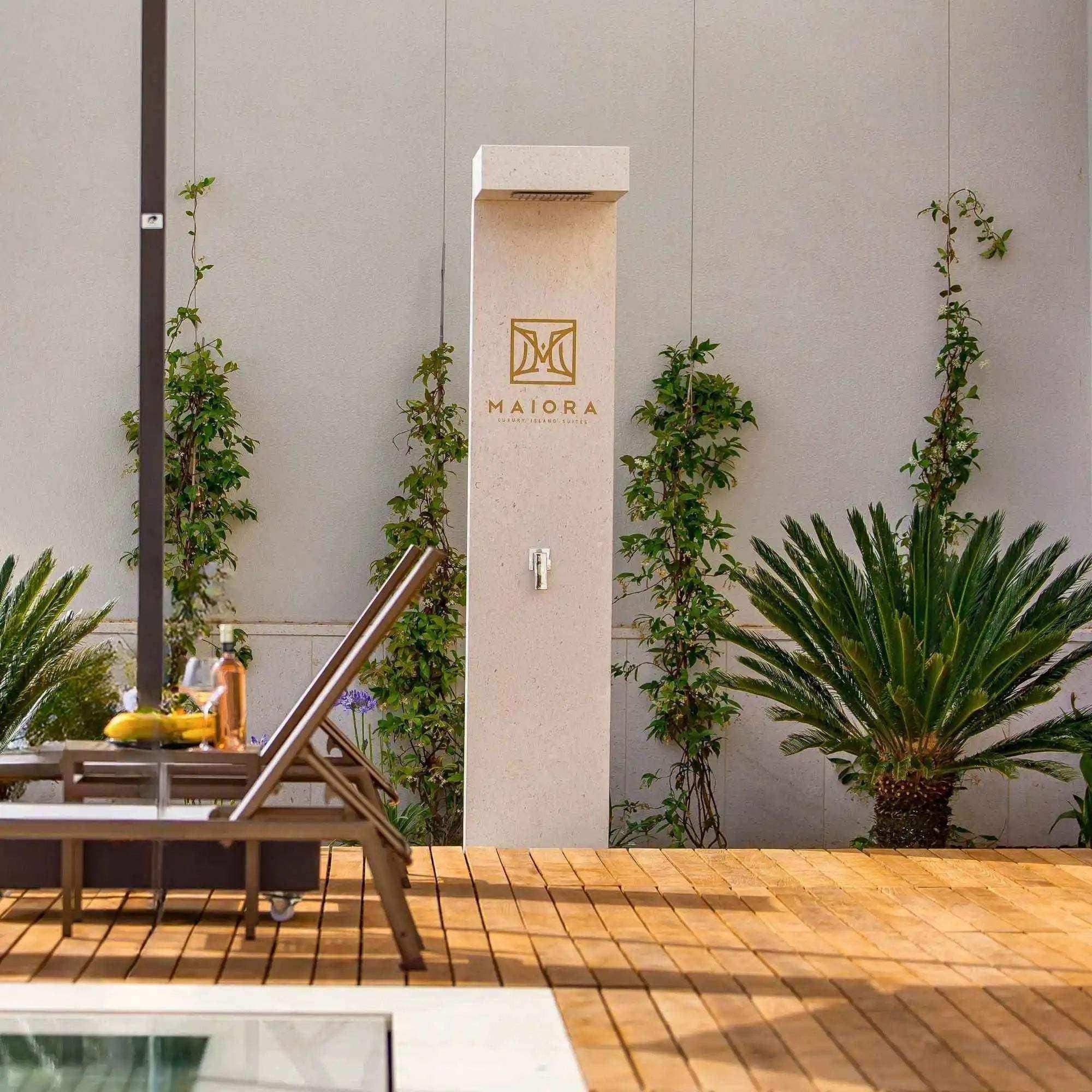 MARBELLA verbindet skulpturales Design mit zeitloser Eleganz. Gefertigt in Kroatien aus Kanfanar Naturstein oder Marazzi Feinsteinzeug, lässt sie sich individuell in Material, Oberfläche und Ausstattung konfigurieren. Sie eignet sich für exklusive Privatgärten, Villen, Hotels, Beach Clubs sowie hochwertige Pool- und Terrassenprojekte.