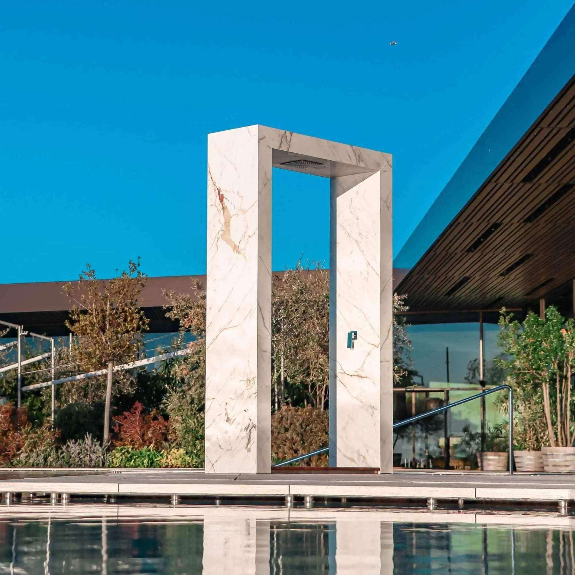 ODINO verbindet skulpturales Design mit einer markanten Rahmenform, die Ausblicke auf Meer, Landschaft oder Pool stilvoll in Szene setzt und sich als prägendes Designelement harmonisch in hochwertige Außenbereiche einfügt. Gefertigt in Kroatien aus Kanfanar Naturstein oder Marazzi Feinsteinzeug, lässt sich ODINO in Material, Oberfläche und Ausstattung individuell konfigurieren. Sie eignet sich für exklusive Privatgärten, Villen, Hotels sowie hochwertige Pool und Terrassenprojekte.