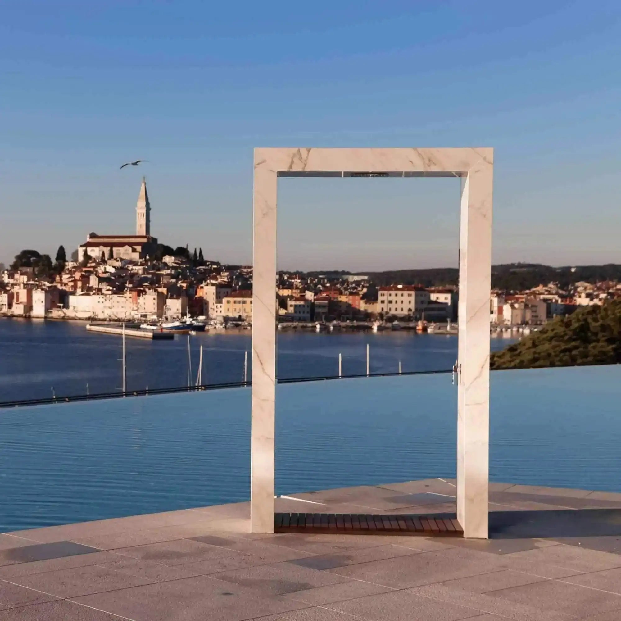 ODINO verbindet skulpturales Design mit einer markanten Rahmenform, die Ausblicke auf Meer, Landschaft oder Pool stilvoll in Szene setzt und sich als prägendes Designelement harmonisch in hochwertige Außenbereiche einfügt. Gefertigt in Kroatien aus Kanfanar Naturstein oder Marazzi Feinsteinzeug, lässt sich ODINO in Material, Oberfläche und Ausstattung individuell konfigurieren. Sie eignet sich für exklusive Privatgärten, Villen, Hotels sowie hochwertige Pool und Terrassenprojekte.