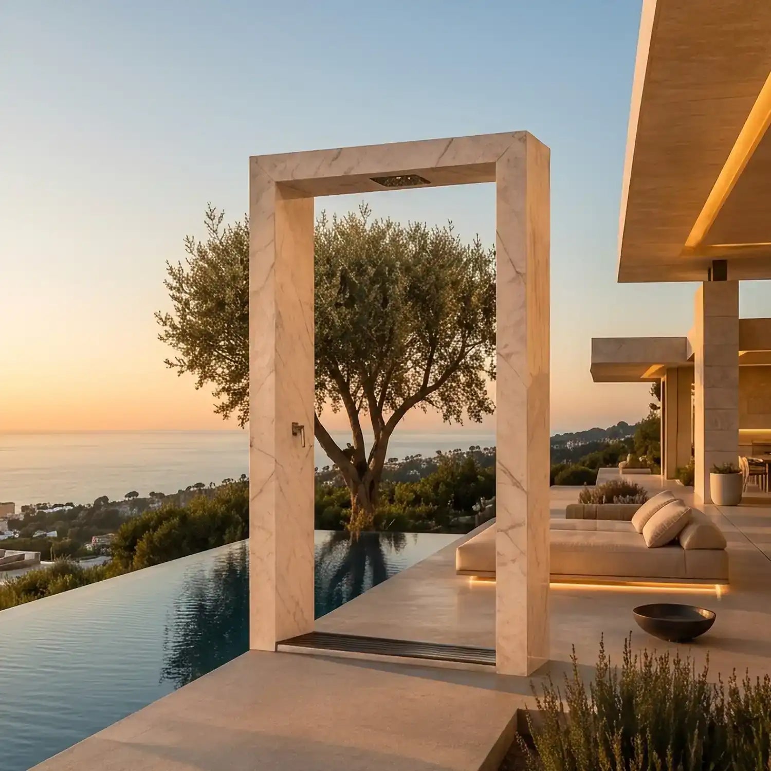 ODINO verbindet skulpturales Design mit einer markanten Rahmenform, die Ausblicke auf Meer, Landschaft oder Pool stilvoll in Szene setzt und sich als prägendes Designelement harmonisch in hochwertige Außenbereiche einfügt. Gefertigt in Kroatien aus Kanfanar Naturstein oder Marazzi Feinsteinzeug, lässt sich ODINO in Material, Oberfläche und Ausstattung individuell konfigurieren. Sie eignet sich für exklusive Privatgärten, Villen, Hotels sowie hochwertige Pool und Terrassenprojekte.