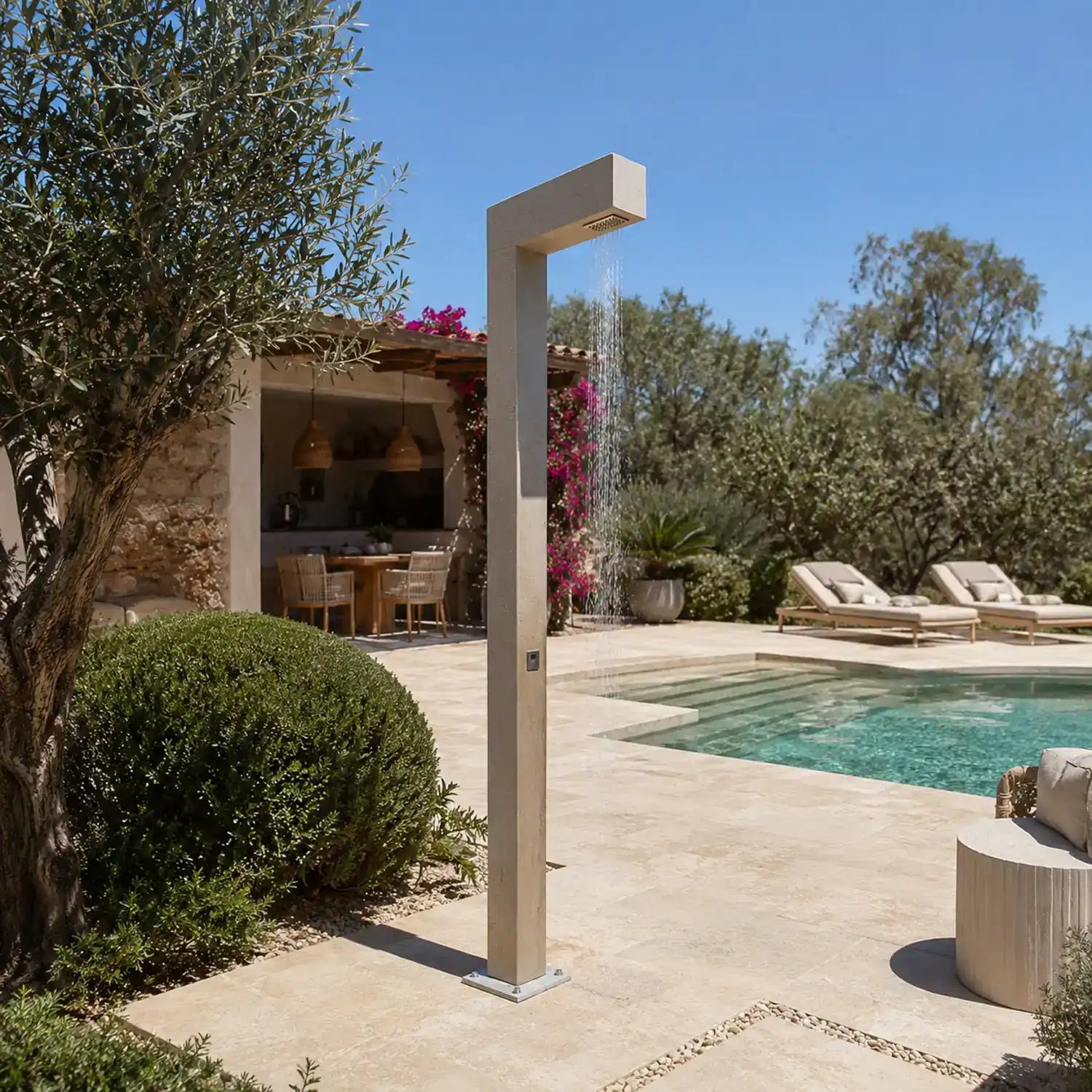 MALLA Außendusche verbindet eine besonders schlanke Formensprache mit präziser Geometrie und zeitloser Architektur. In Kroatien gefertigt aus Kanfanar-Naturstein oder Marazzi Feinsteinzeug, lässt sie sich individuell in Material, Oberfläche und Ausstattung konfigurieren. Ihr geradliniger Aufbau wirkt leicht und zurückhaltend, setzt zugleich jedoch einen markanten architektonischen Akzent und eignet sich für exklusive Privatgärten, Villen, Hotels, Beach Clubs sowie hochwertige Pool- und Terrassenprojekte.