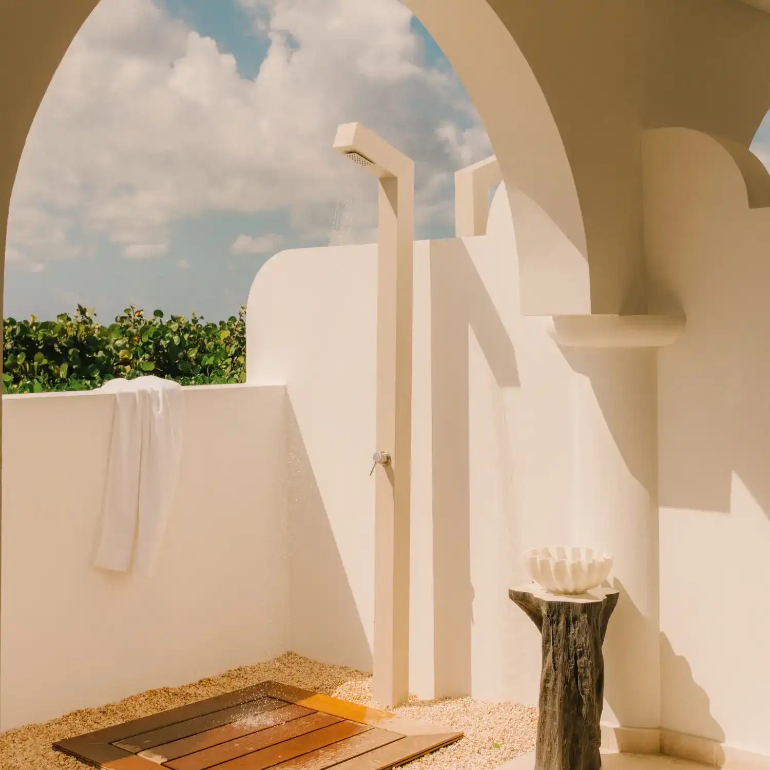 MINIMO Außendusche verbindet minimalistisches Design mit einer besonders filigranen Formensprache und fügt sich harmonisch in moderne Außenbereiche ein. Gefertigt in Kroatien aus Kanfanar Naturstein oder Marazzi Feinsteinzeug, lässt sie sich individuell in Material, Oberfläche und Ausstattung konfigurieren. Sie eignet sich für exklusive Privatgärten, Villen, Hotels, Beach Clubs sowie hochwertige Pool- und Terrassenprojekte.