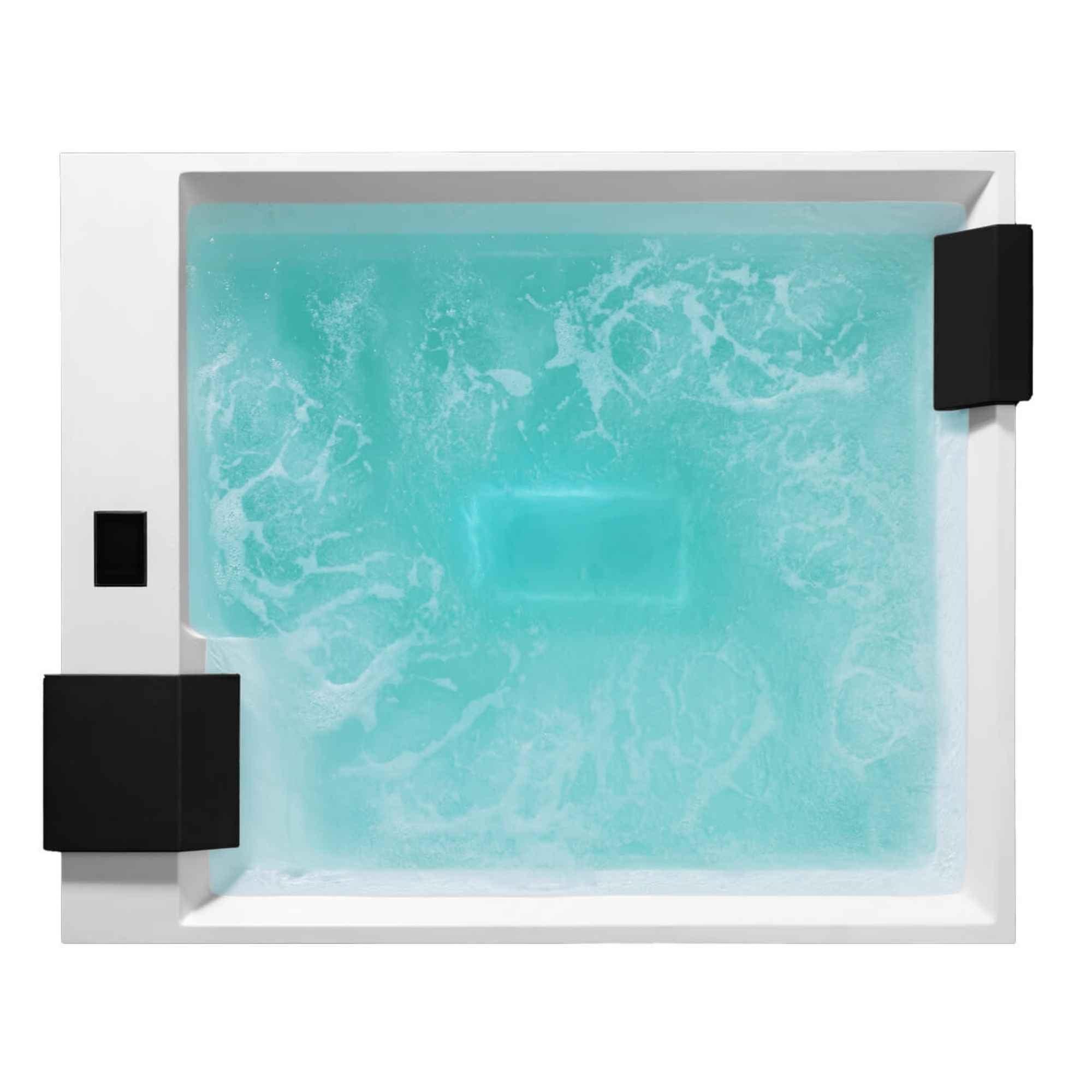 Whirlpool Minimalista von Paolo Ferralli - eleganter Minipool mit weißer Hochglanzverkleidung in moderner Outdoor-Umgebung auf den Balearen