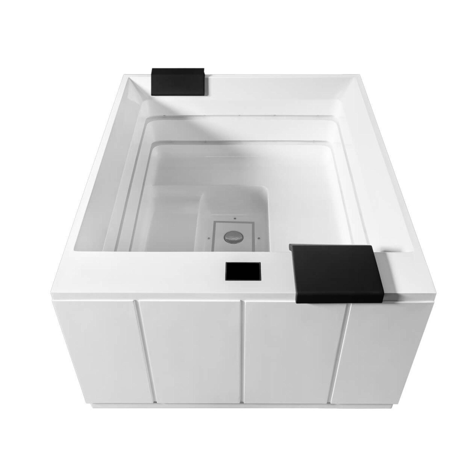 Whirlpool Minimalista von Paolo Ferralli - eleganter Minipool mit weißer Hochglanzverkleidung in moderner Outdoor-Umgebung auf den Balearen