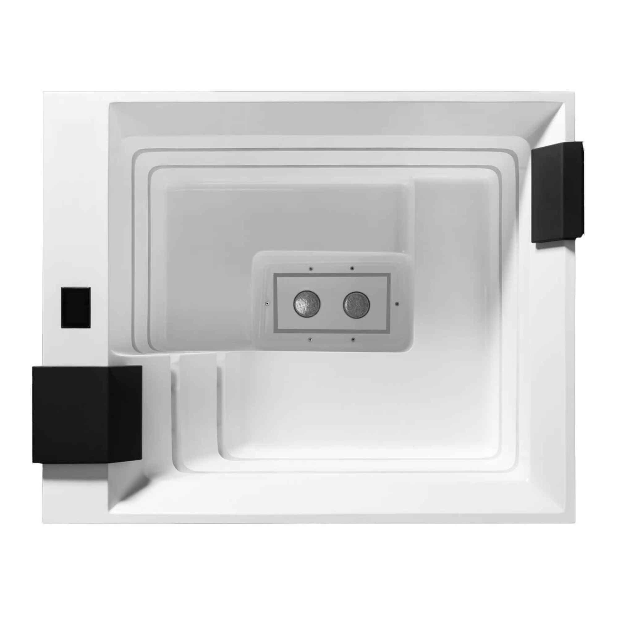 Whirlpool Minimalista von Paolo Ferralli - eleganter Minipool mit weißer Hochglanzverkleidung in moderner Outdoor-Umgebung auf den Balearen