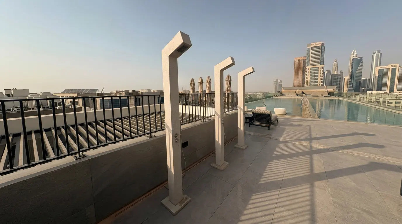 In diesem Rooftop Hotelprojekt wurden drei MINIMO Außenduschen entlang des Pools installiert und auf das architektonische Gesamtkonzept abgestimmt. Material, Oberfläche und Ausstattung wurden projektspezifisch gewählt, zusätzlich wurde jede Dusche mit einer Handdusche ausgestattet. Das Ergebnis ist ein harmonisches Gesamtbild, das Komfort und Funktionalität in hochwertigen Hotel- und Beach Club Projekten verbindet.