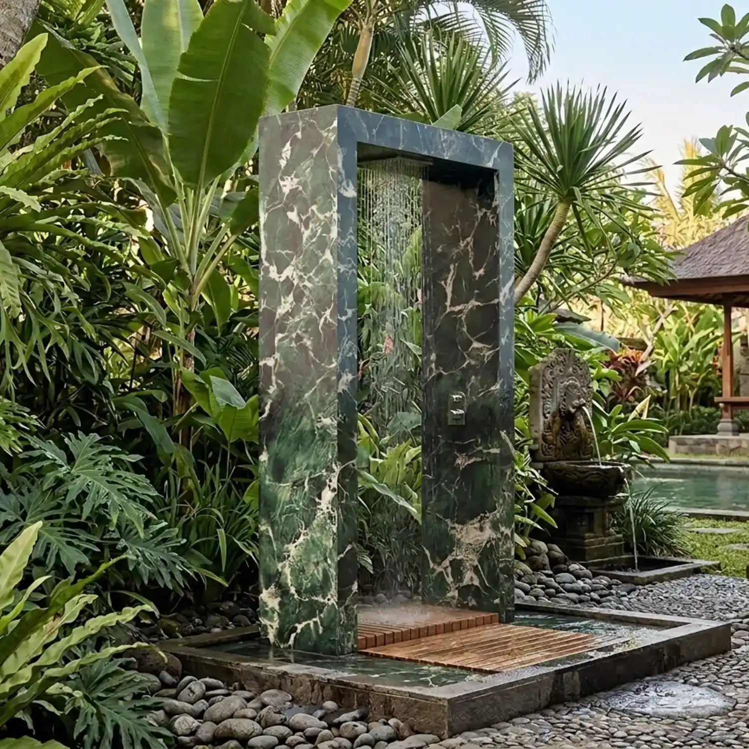 ODINO Aussendusche verbindet skulpturales Design mit einer markanten Rahmenform, die Ausblicke auf Meer, Landschaft oder Pool stilvoll in Szene setzt und sich als prägendes Designelement harmonisch in hochwertige Außenbereiche einfügt. Gefertigt in Kroatien aus Kanfanar Naturstein oder Marazzi Feinsteinzeug, lässt sich ODINO in Material, Oberfläche und Ausstattung individuell konfigurieren. Sie eignet sich für exklusive Privatgärten, Villen, Hotels sowie hochwertige Pool und Terrassenprojekte.