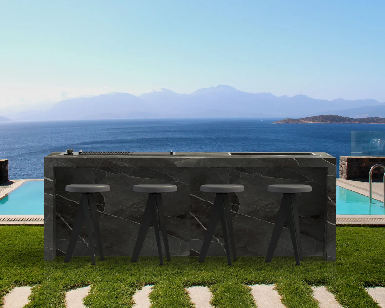 Outdoor Küche Riva mit Blick auf das Meer und den Pool auf einer modernen Terrasse