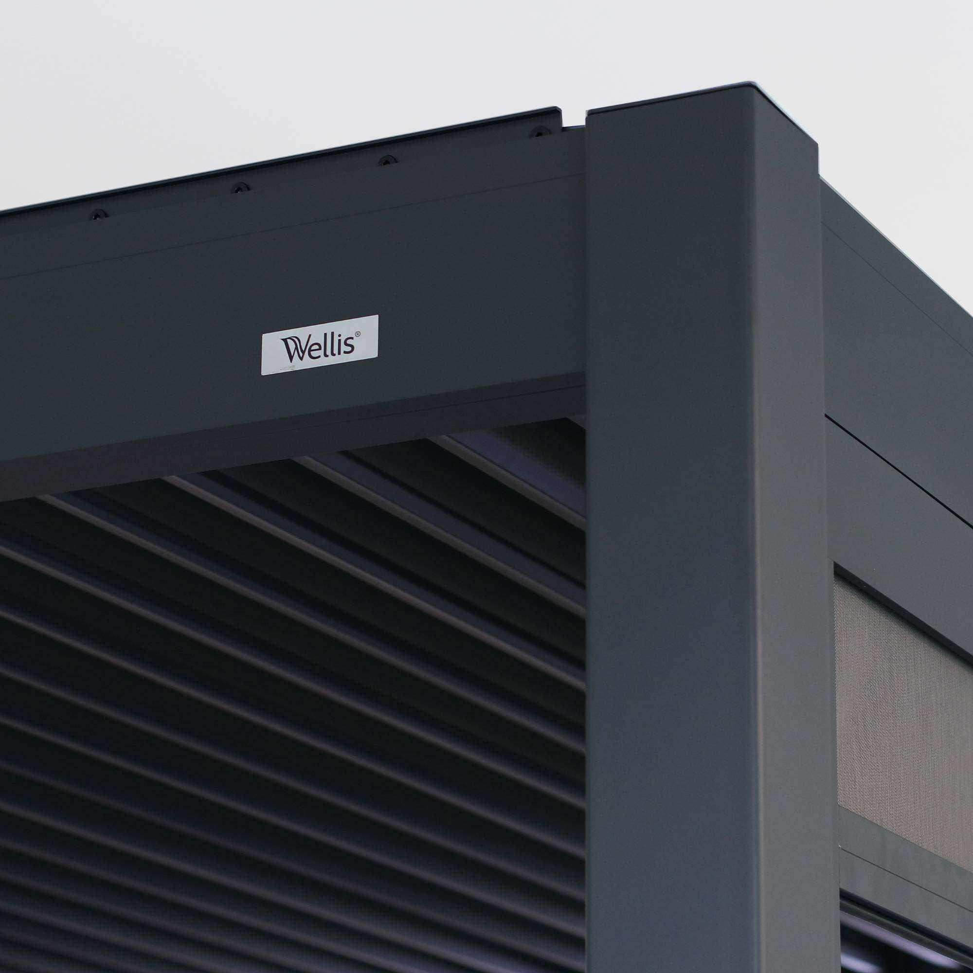 Die Pergola MotionFlex 300 von Wellis verfügt über einen Aluminiumrahmen in Mattanthrazit, elektrische Lamellen, eine integrierte LED-Beleuchtung und eine optionale Seitenbeschattung.