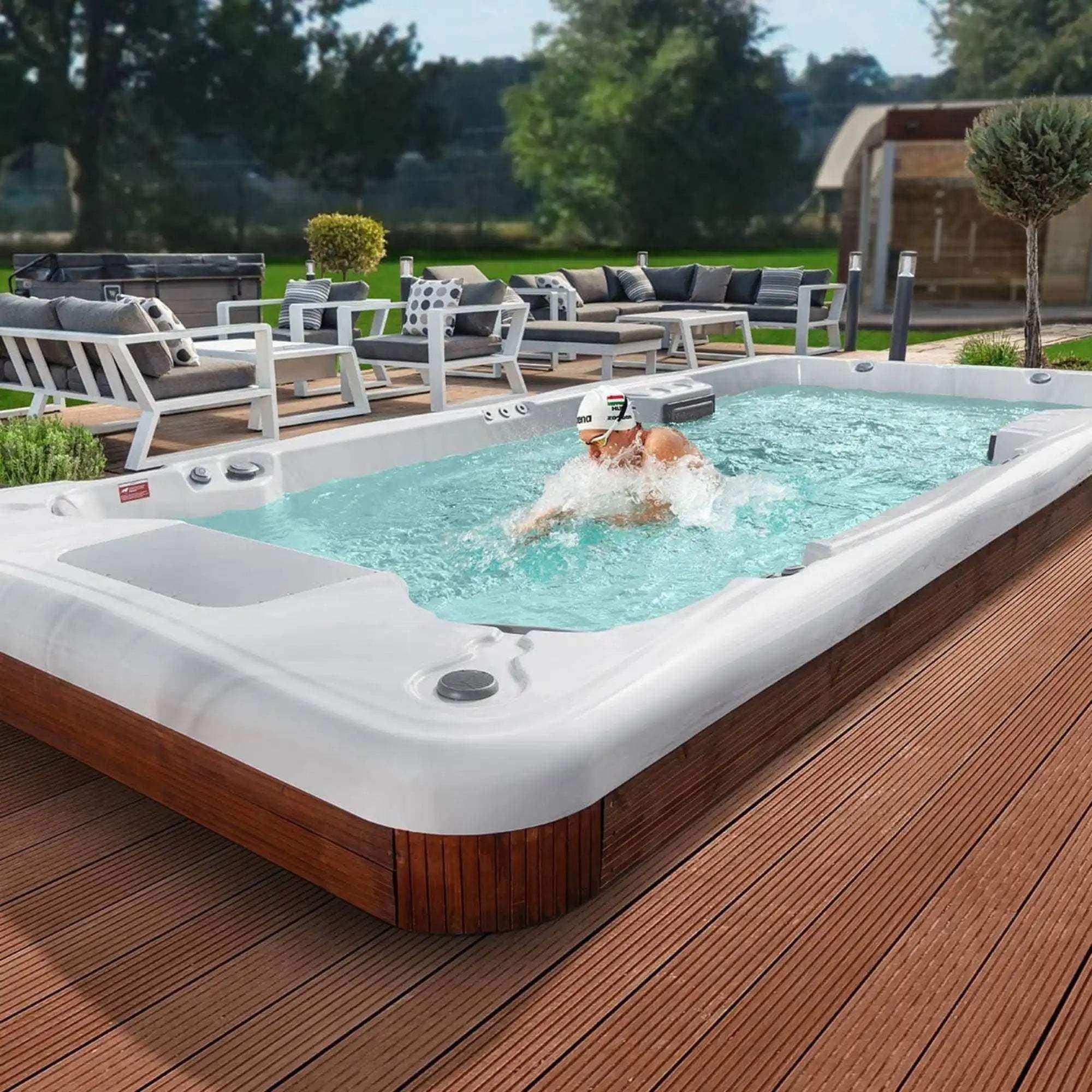 Der Swim Spa „Amazonas Life” vereint Fitness und Erholung. Er ist wahlweise mit W-Flow oder Riverjet ausgestattet und ermöglicht so ein effizientes Training. Bei Azura Spa & Living