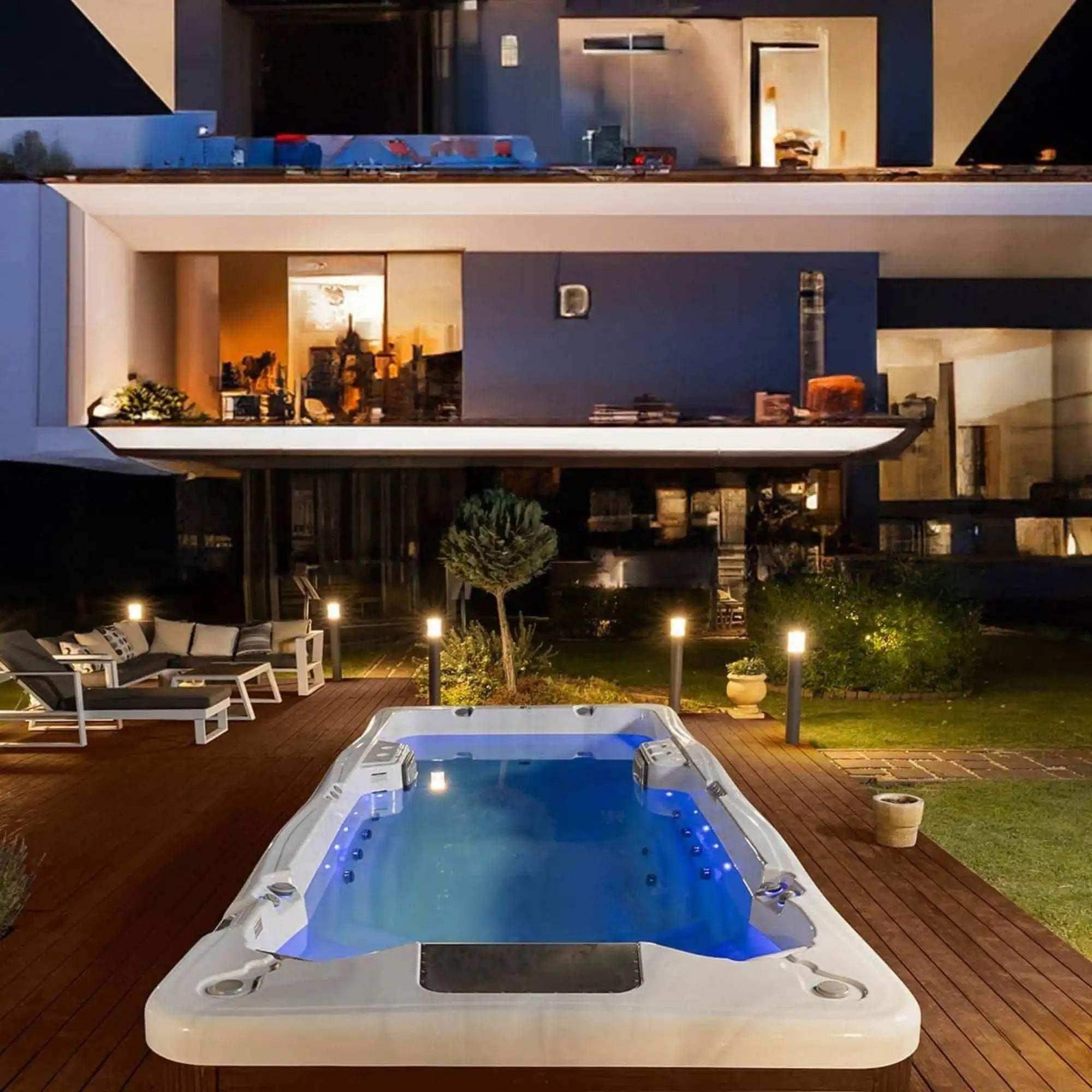 Der Swim Spa „Amazonas Life” vereint Fitness und Erholung. Er ist wahlweise mit W-Flow oder Riverjet ausgestattet und ermöglicht so ein effizientes Training. Bei Azura Spa & Living