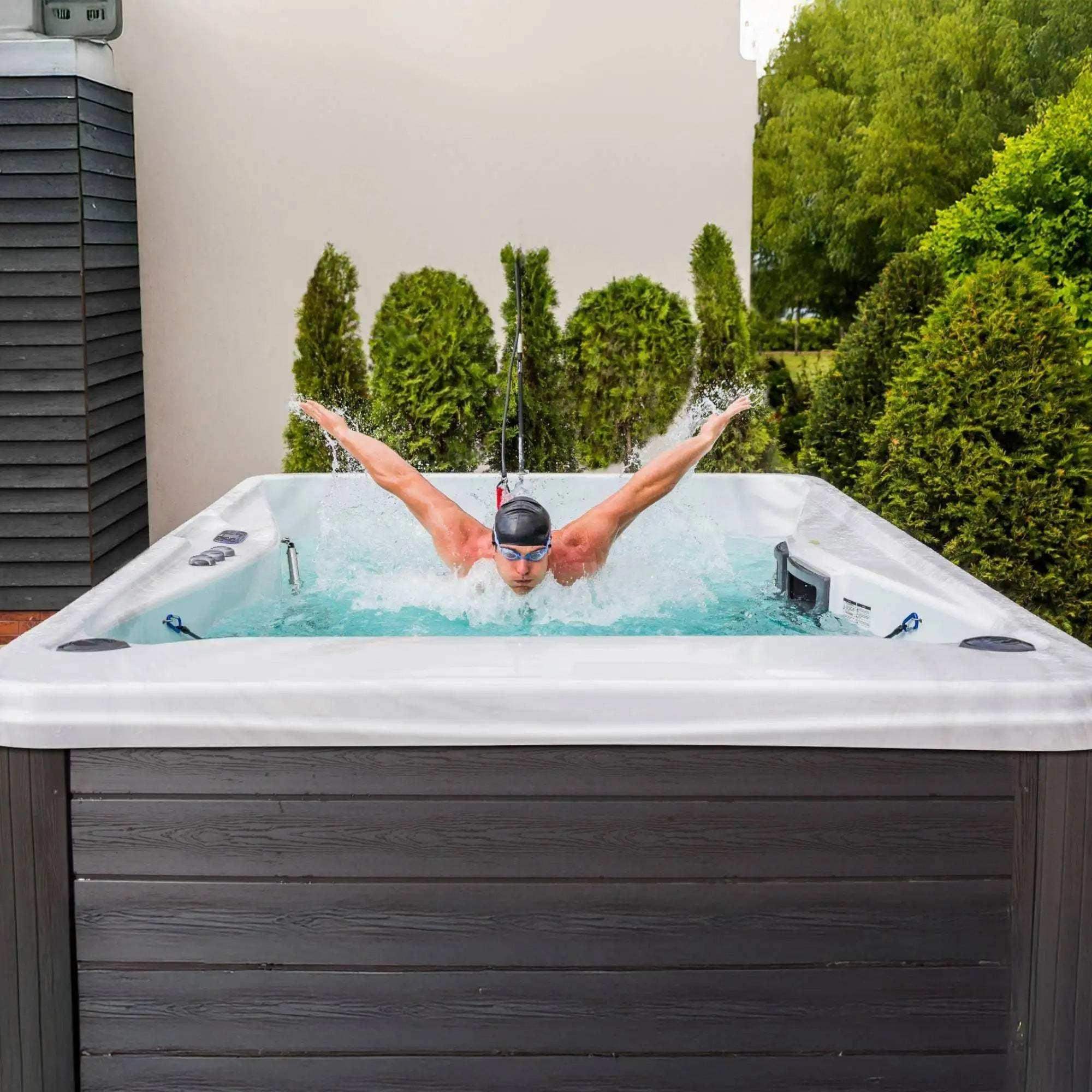 Der Swim Spa „Danube Life” vereint Fitness und Erholung. Er ist wahlweise mit W-Flow oder Riverjet ausgestattet und ermöglicht so ein effizientes Training. Bei Azura Spa & living auf Mallorca.