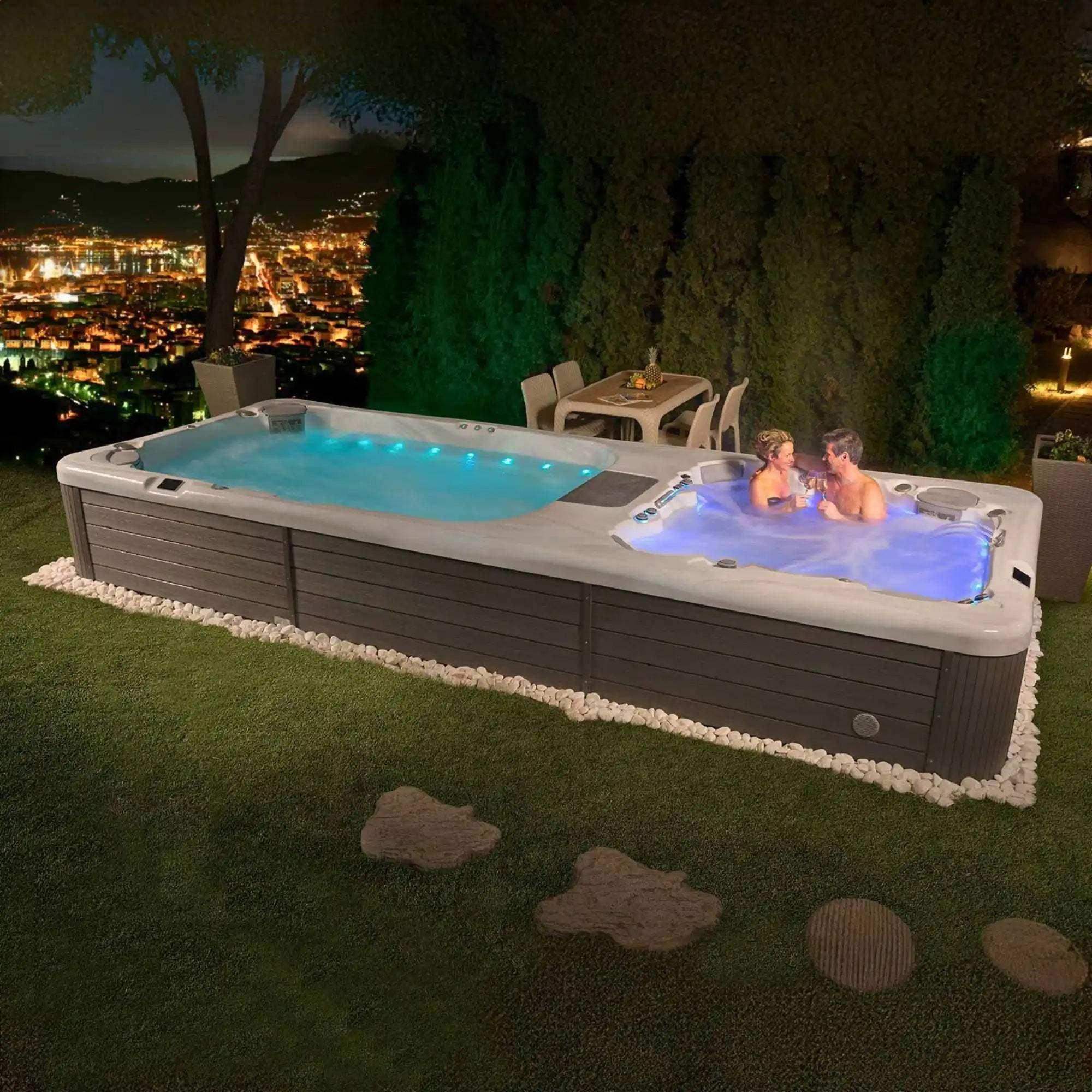 Der Wellis Swim Spa Rio Grande vereint Whirlpool-Komfort mit Schwimmtraining. Er verfügt über 40 Düsen, ein LED-Therapie, ein W-Flow-System & Edelstahlrahmen.