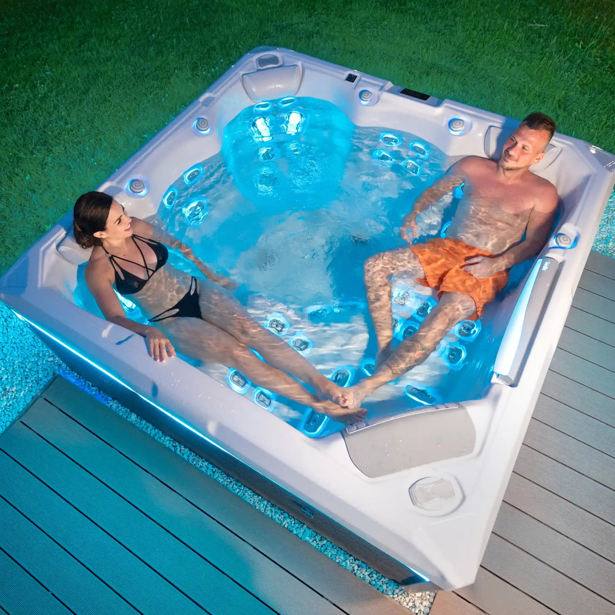 Wellis Whirlpool Makalu, für 5 Personen, 51 Düsen, Soundsystem, Massagedüsen, LED, Infinity Düsen, Wlan, Mallorca, nur bei AZURA SPA & LIVING