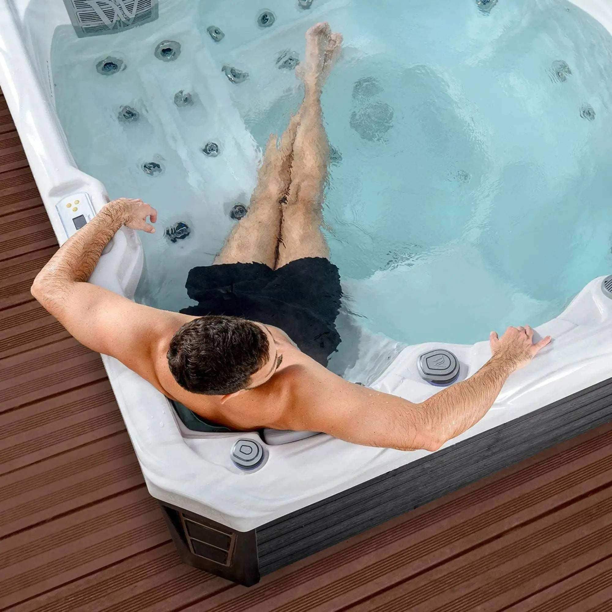Der Wellis Budapest Life Whirlpool verfügt über 5 Sitze, 42 Düsen, MyMusic™ 2.0, Wi-Fi Steuerung, Soundsystem und LED-Lichttherapie - jetzt bei Azura.