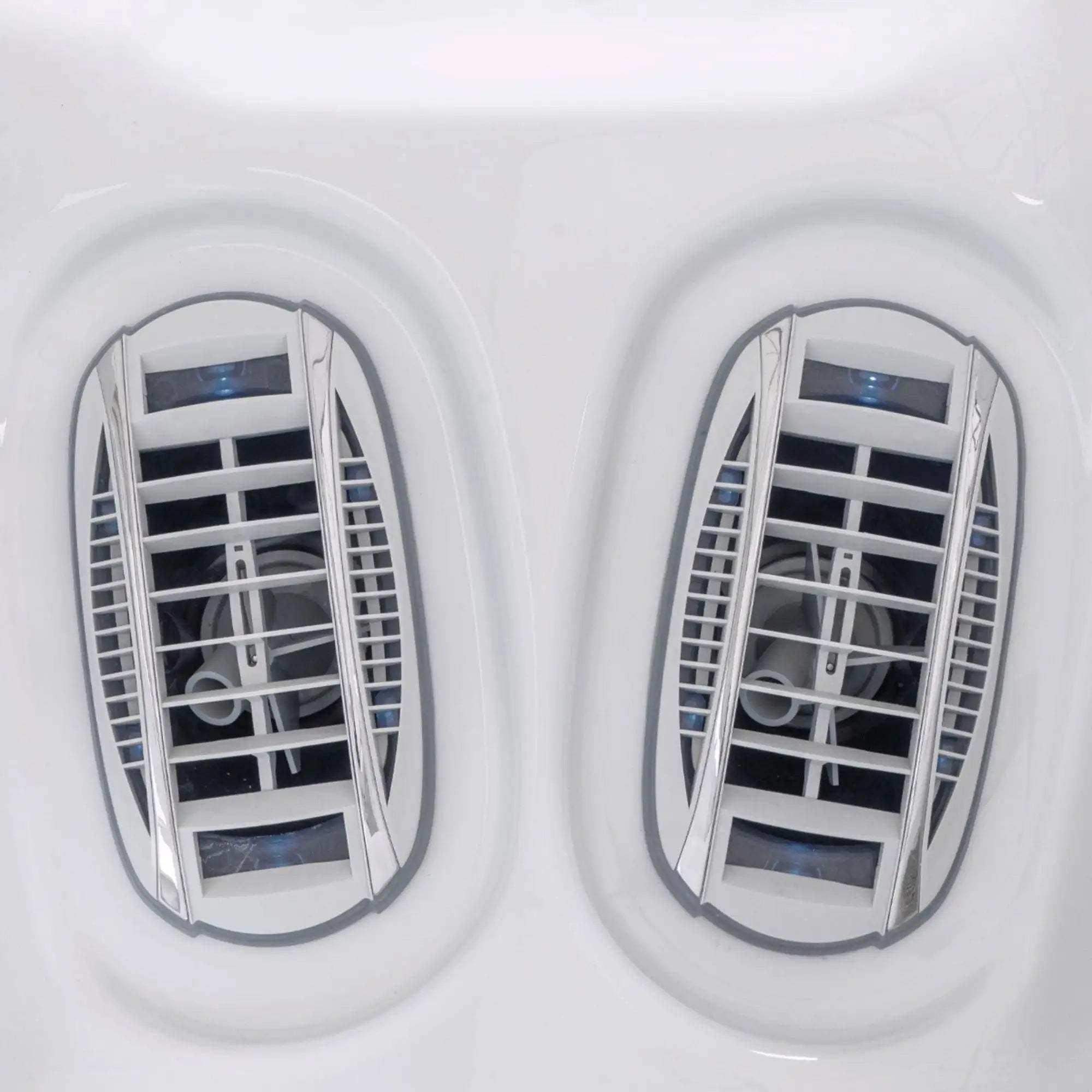 Der Wellis Everest Life Whirlpool mit 68 Düsen, 6 Infinity Jets, SmartTouch Bedienfeld, Soundsystem und fünf Plätzen ist als Deluxe- und Premiummodell erhältlich