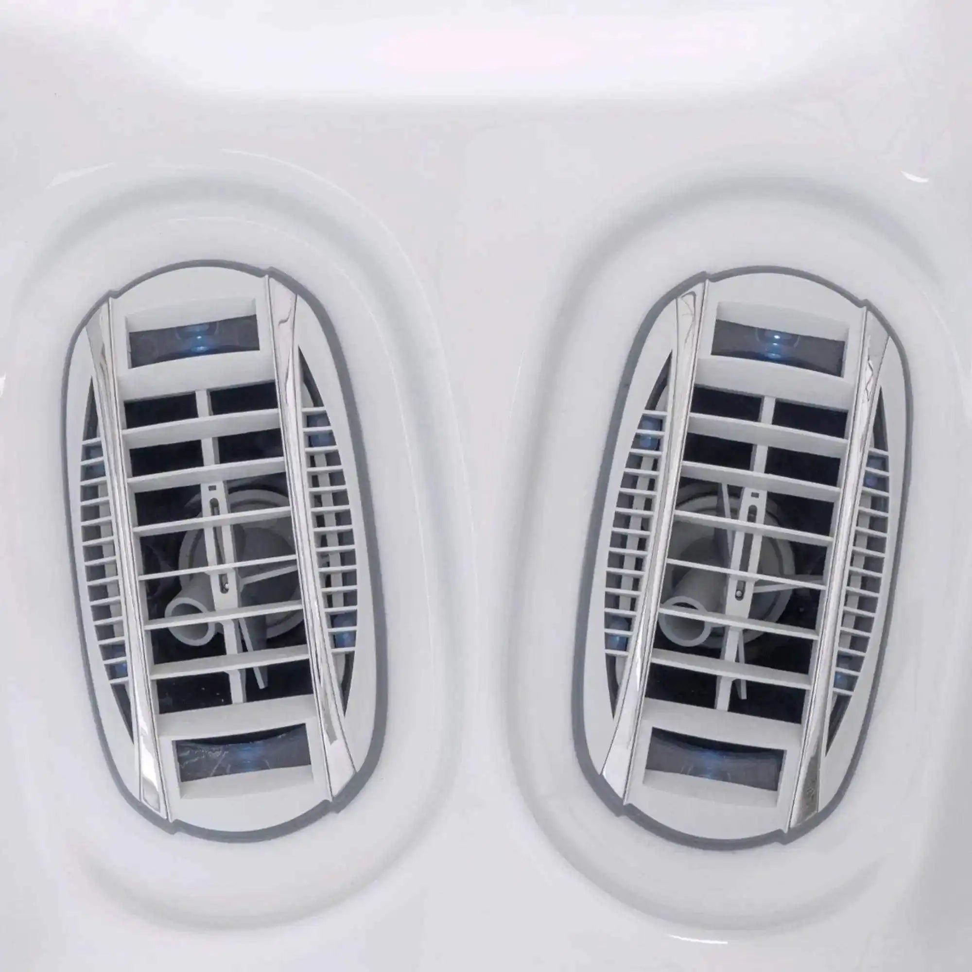 Der Wellis Everest Life Whirlpool mit 68 Düsen, 6 Infinity Jets, SmartTouch Bedienfeld, Soundsystem und fünf Plätzen ist als Deluxe- und Premiummodell erhältlich