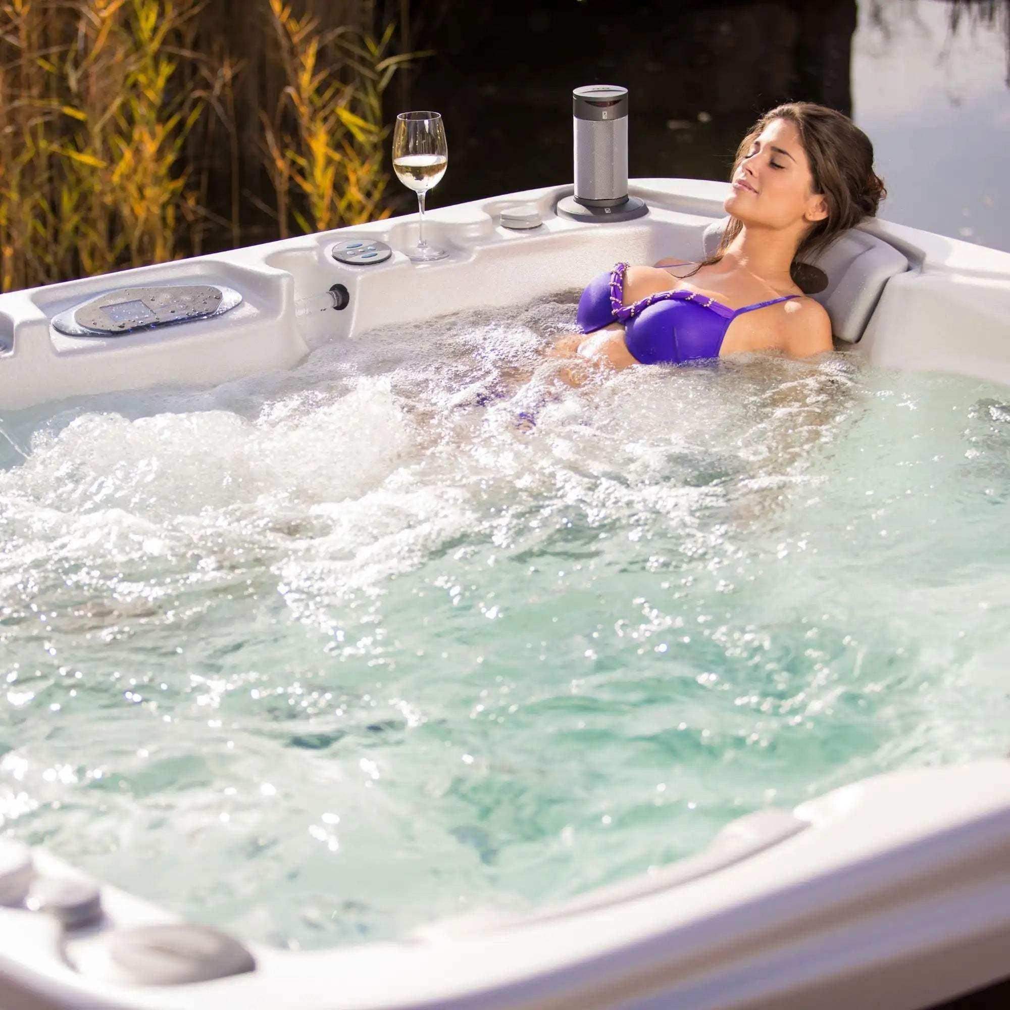 Der Wellis Everest Life Whirlpool mit 68 Düsen, 6 Infinity Jets, SmartTouch Bedienfeld, Soundsystem und fünf Plätzen ist als Deluxe- und Premiummodell erhältlich