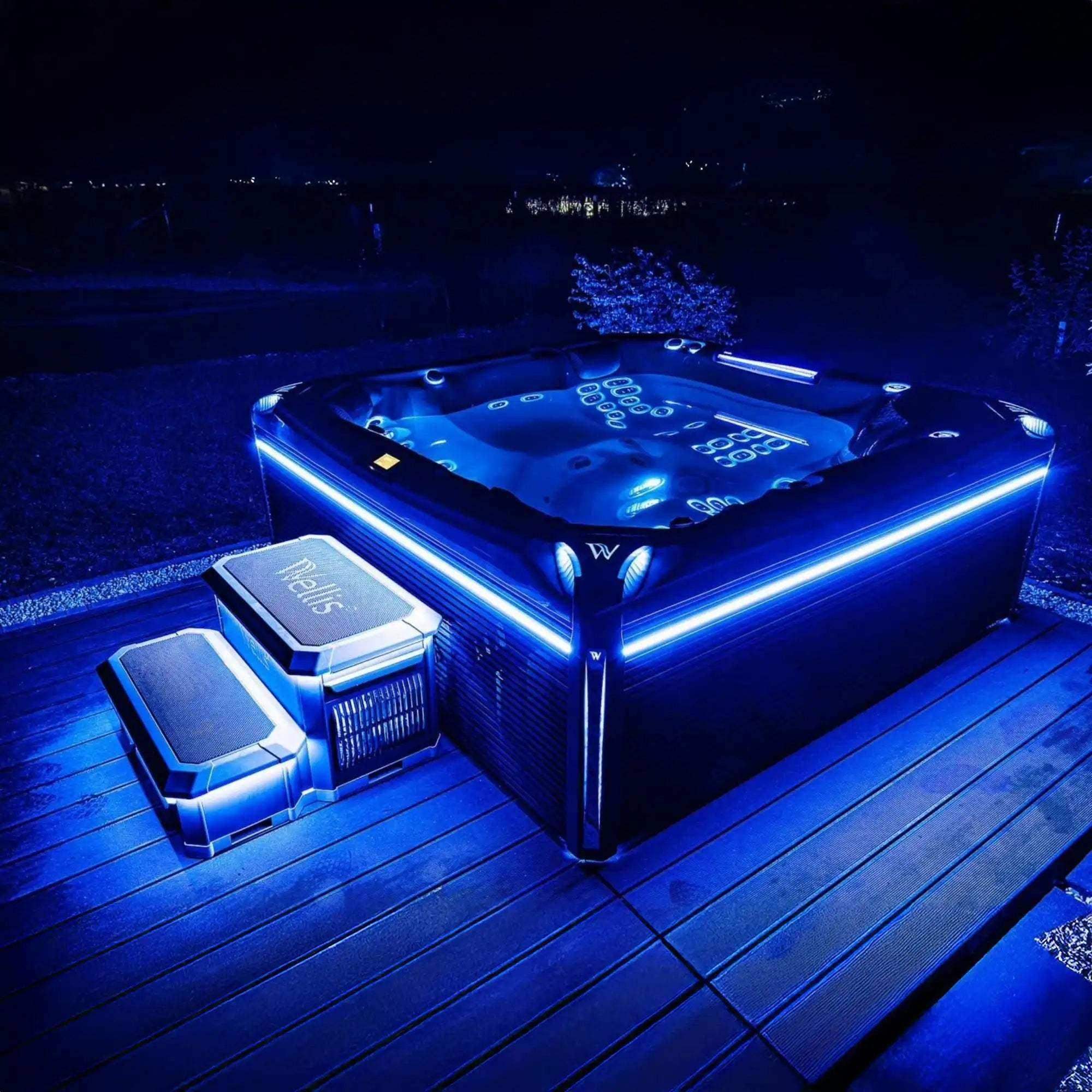 Der Wellis Everest Life Whirlpool mit 68 Düsen, 6 Infinity Jets, SmartTouch Bedienfeld, Soundsystem und fünf Plätzen ist als Deluxe- und Premiummodell erhältlich