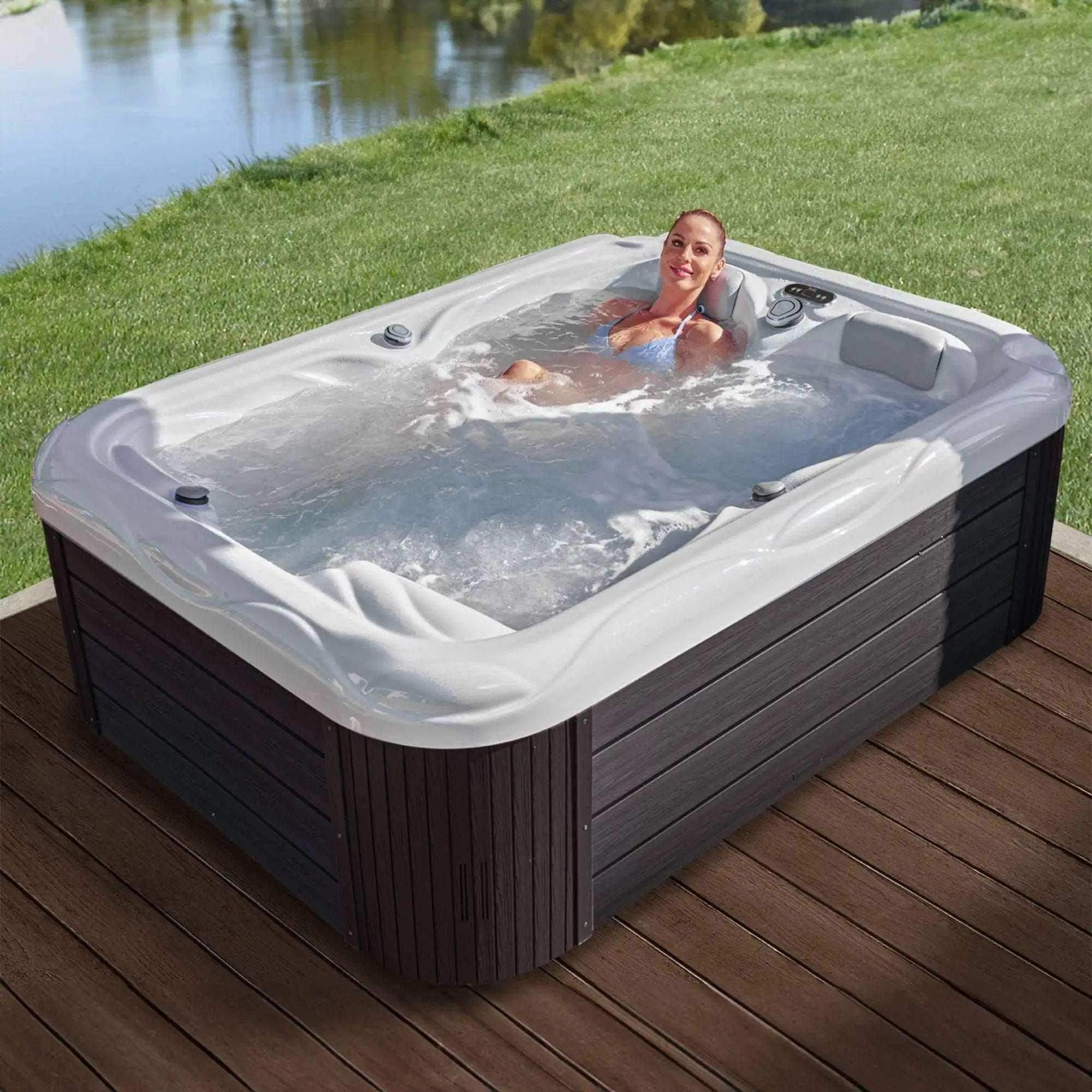 Der Wellis Firenze Life Whirlpool verfügt über 3 Sitze, 37 Düsen, MyMusic 2.0, Wi-Fi Steuerung, Soundsystem und LED-Lichttherapie - jetzt bei Azura Spa & Living
