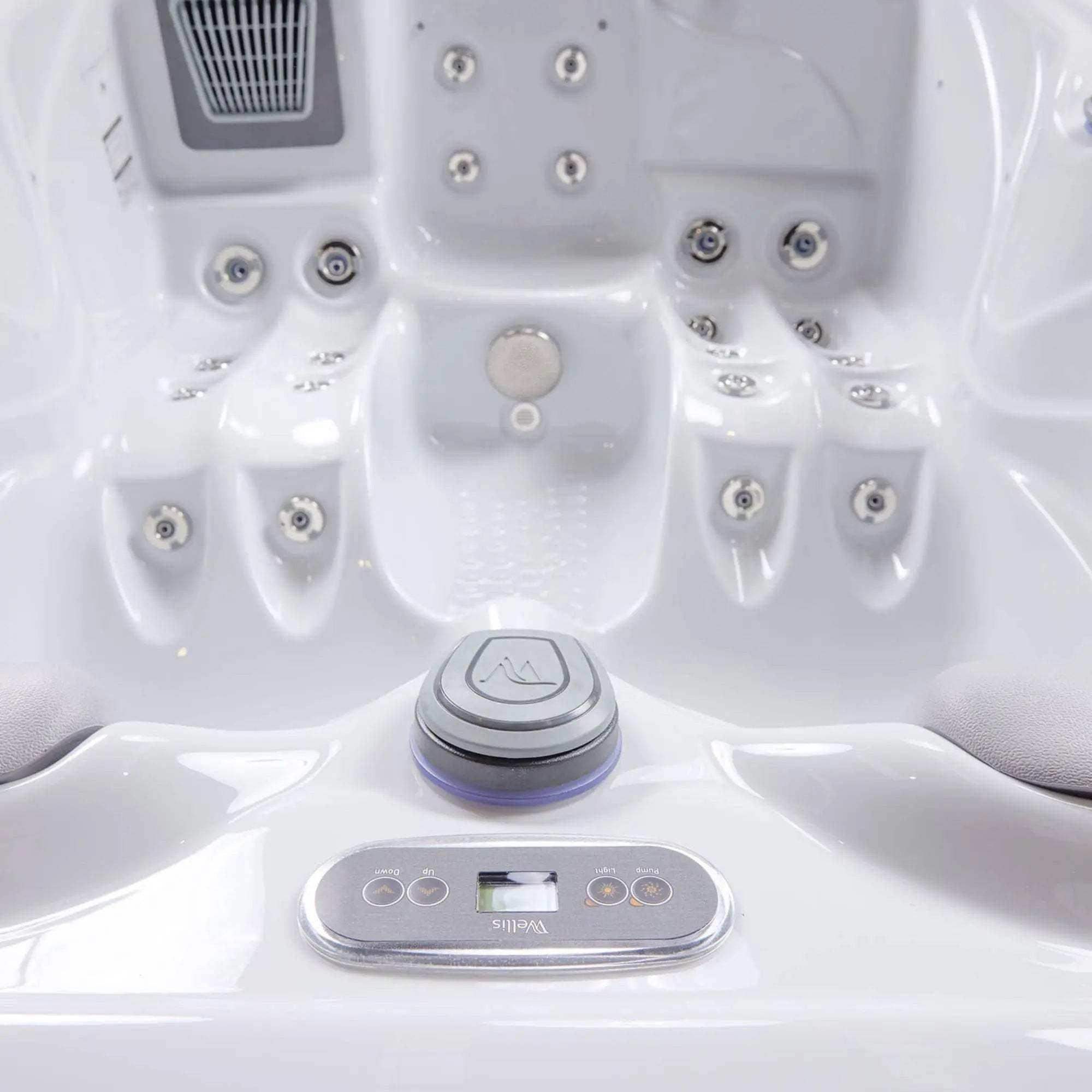 Der Wellis Firenze Life Whirlpool verfügt über 3 Sitze, 37 Düsen, MyMusic 2.0, Wi-Fi Steuerung, Soundsystem und LED-Lichttherapie - jetzt bei Azura Spa & Living