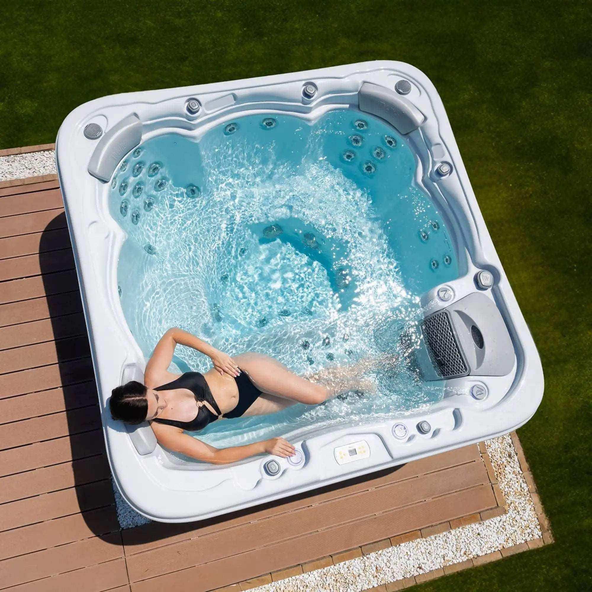 Whirlpool „Lugano Life” von Wellis mit 6 Plätzen, 52 Massagedüsen, LED-Beleuchtung, Soundsystem, 3 kW Heizung und Smart-WiFi-Steuerung.