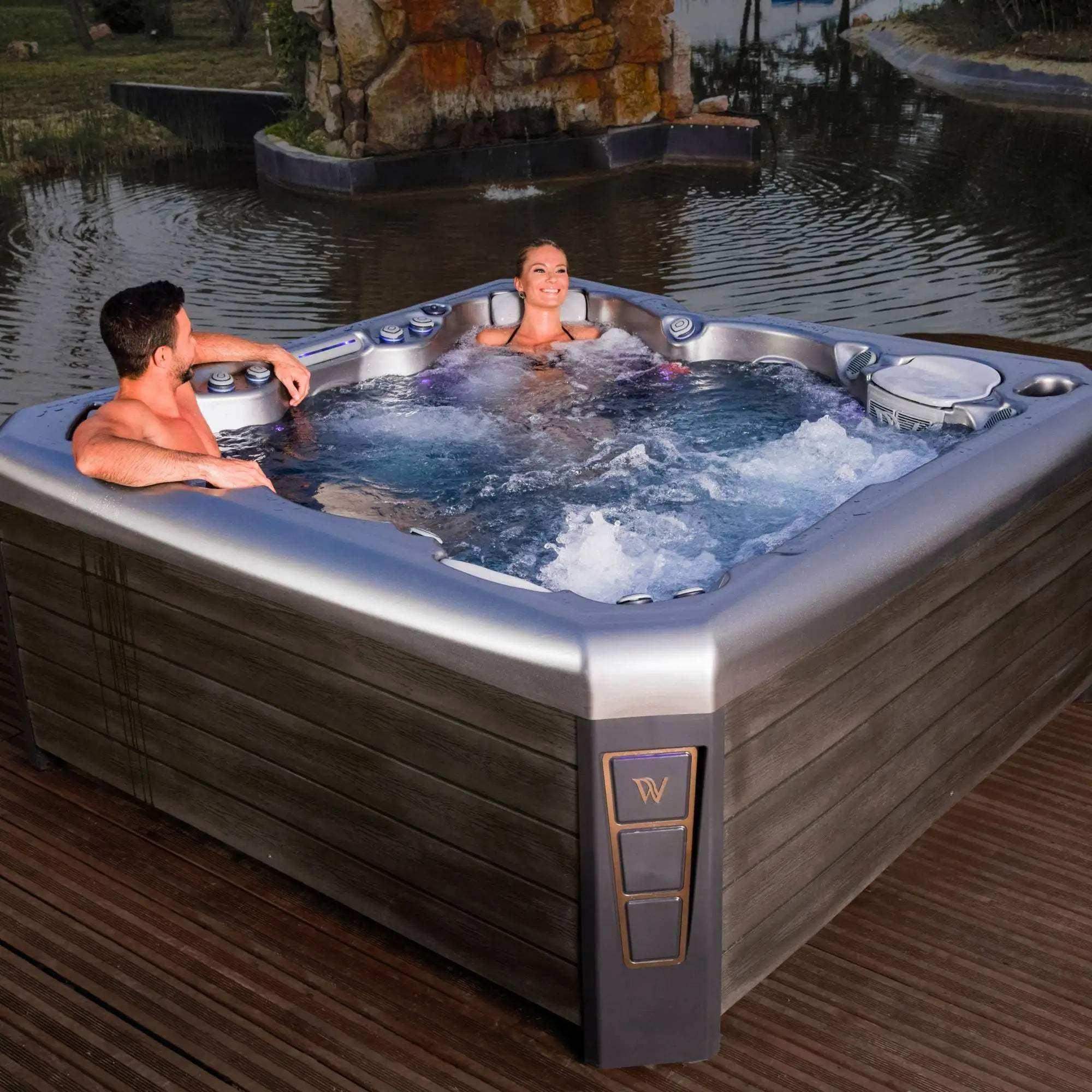 Whirlpool „Malaga Life” von Wellis mit sechs Plätzen, 40 Massagedüsen, LED-Beleuchtung, MyMusic 2.0 Soundsystem und Smart-WiFi-Steuerung – jetzt bei AZURA!