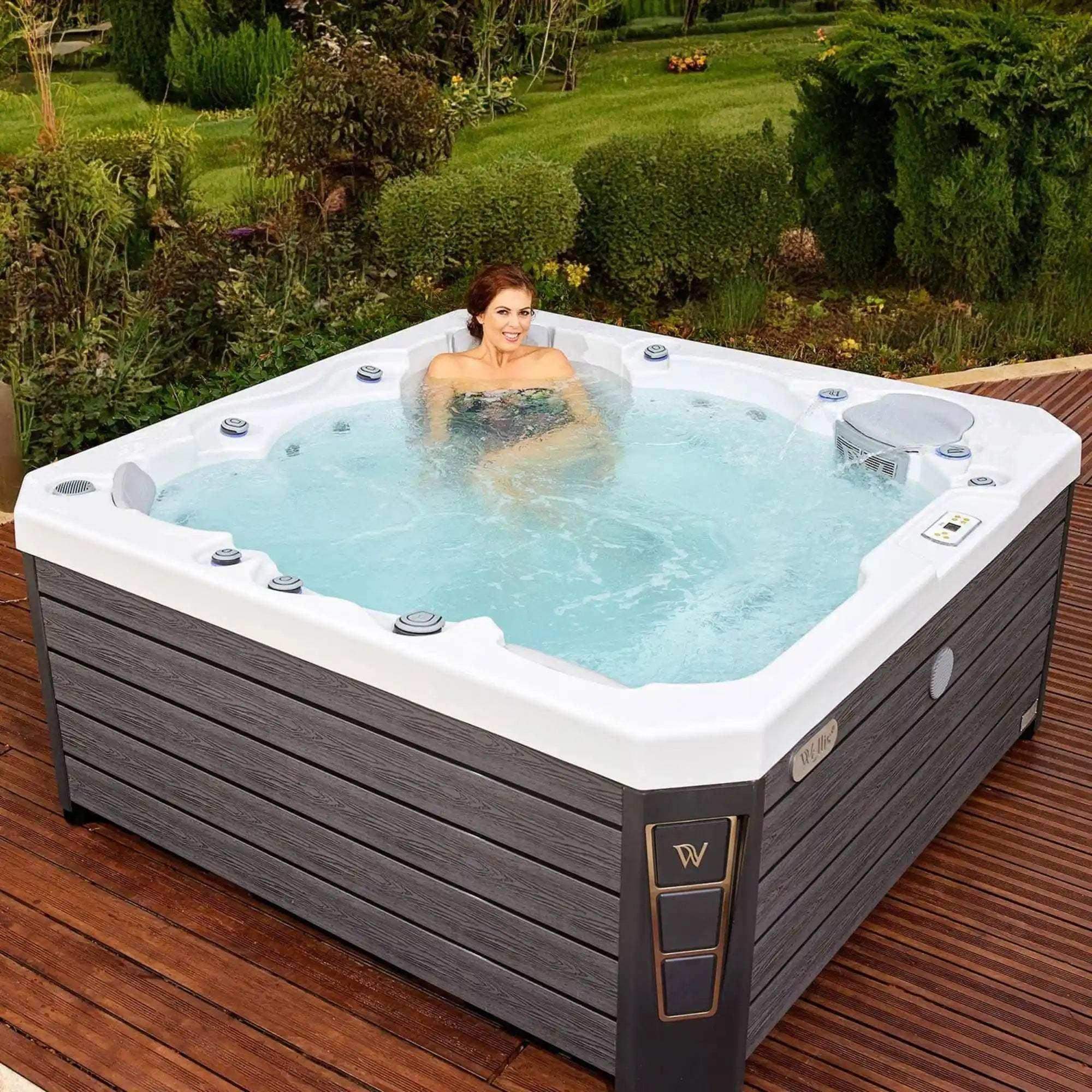 Der Wellis Prague Life Whirlpool verfügt über 6 Sitze, 46 Düsen, MyMusic™ 2.0, Wi-Fi Steuerung, Soundsystem und LED-Lichttherapie - jetzt bei Azura Spa & Living