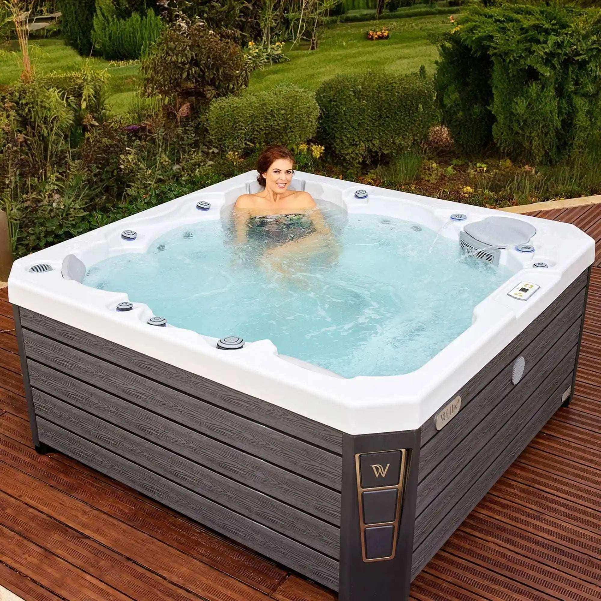 Der Wellis Prague Life Whirlpool verfügt über 6 Sitze, 46 Düsen, MyMusic™ 2.0, Wi-Fi Steuerung, Soundsystem und LED-Lichttherapie - jetzt bei Azura Spa & Living
