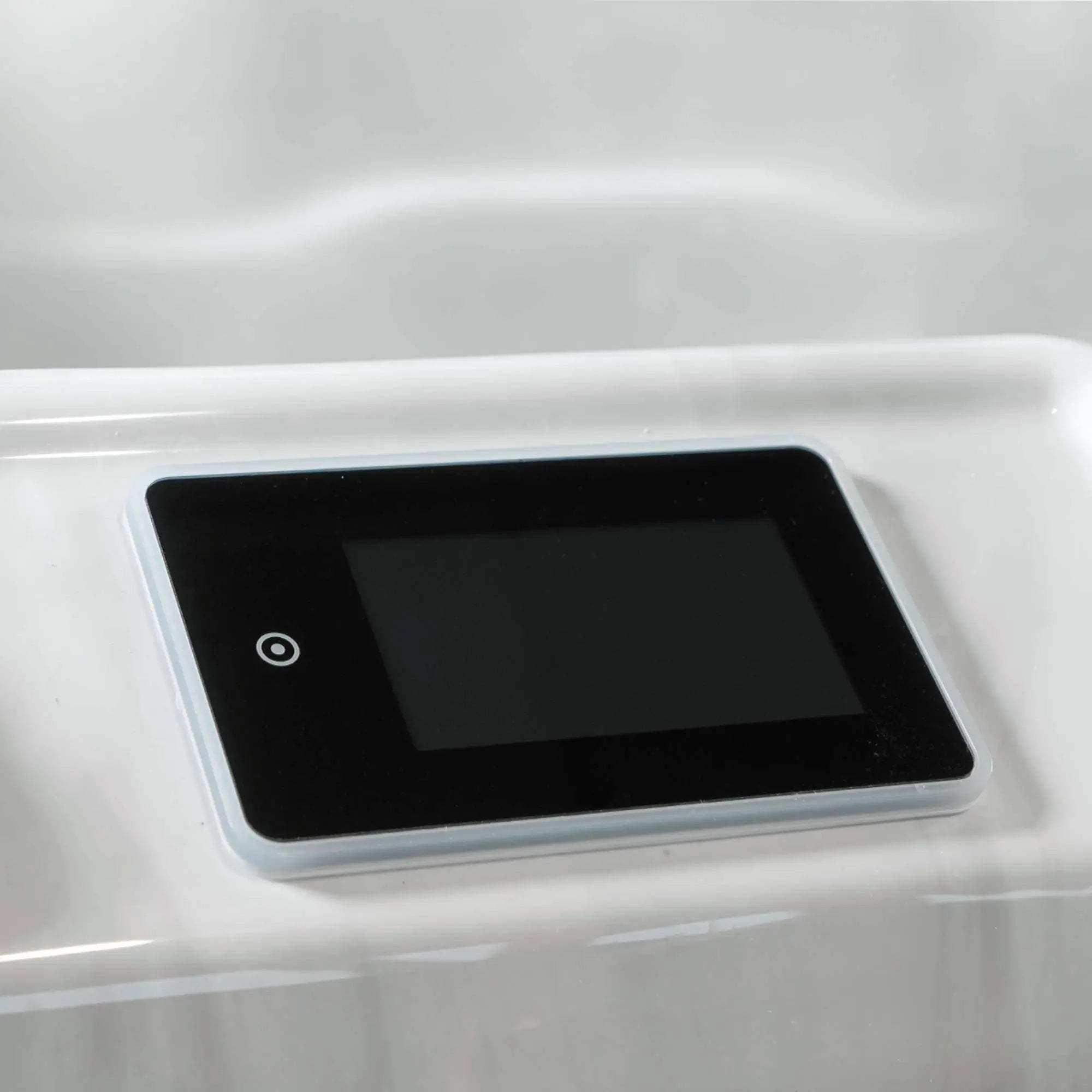 Der Wellis Teide Life Whirlpool verfügt über drei Sitzplätze, 32 Massagedüsen, eine LightSide™-Seitenverkleidung mit Holztextur, eine 3-kW-Heizung, ein SmartTouch-Bedienfeld und ist ein Premium-Modell mit WIS-Inline-System.