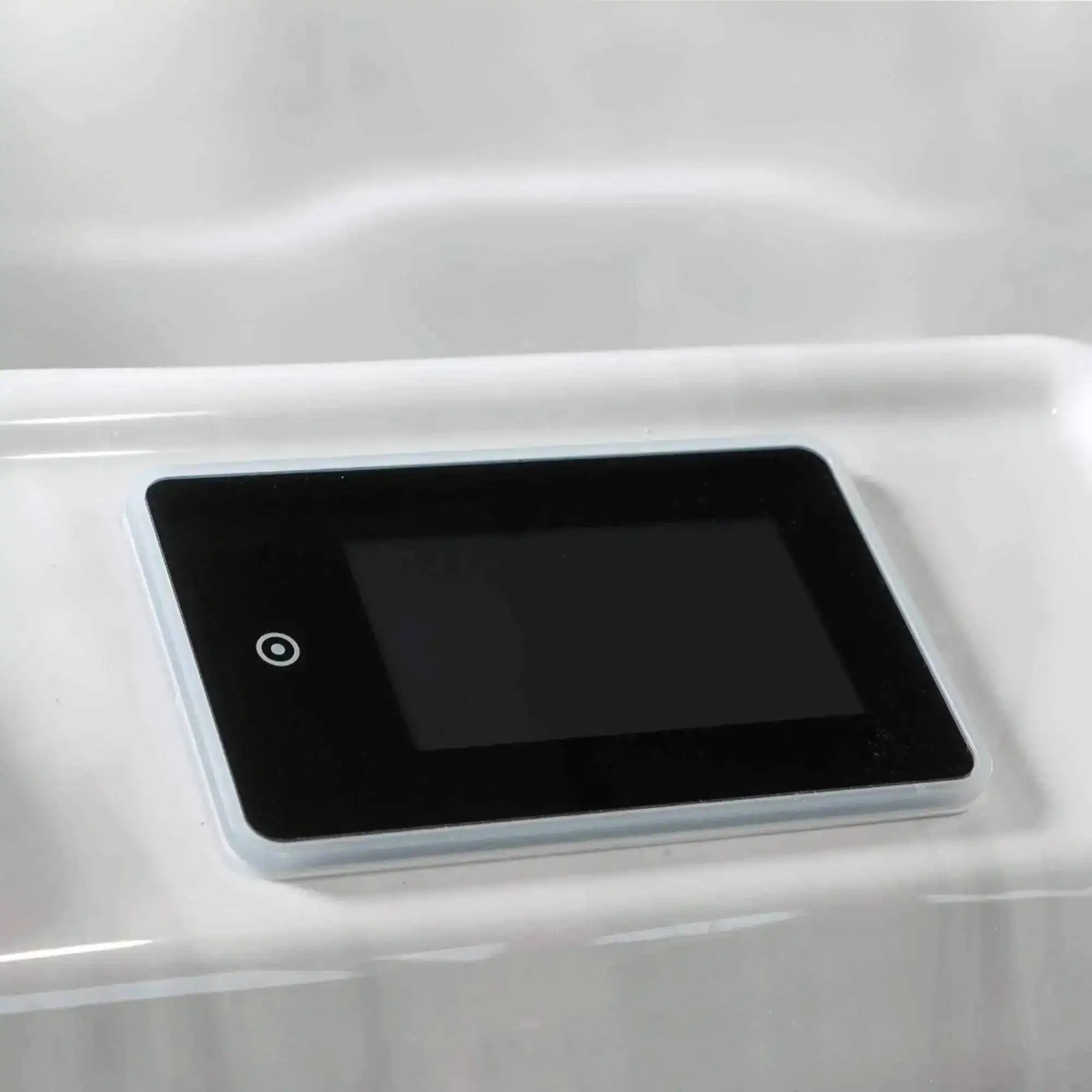 Der Wellis Teide Life Whirlpool verfügt über drei Sitzplätze, 32 Massagedüsen, eine LightSide™-Seitenverkleidung mit Holztextur, eine 3-kW-Heizung, ein SmartTouch-Bedienfeld und ist ein Premium-Modell mit WIS-Inline-System.