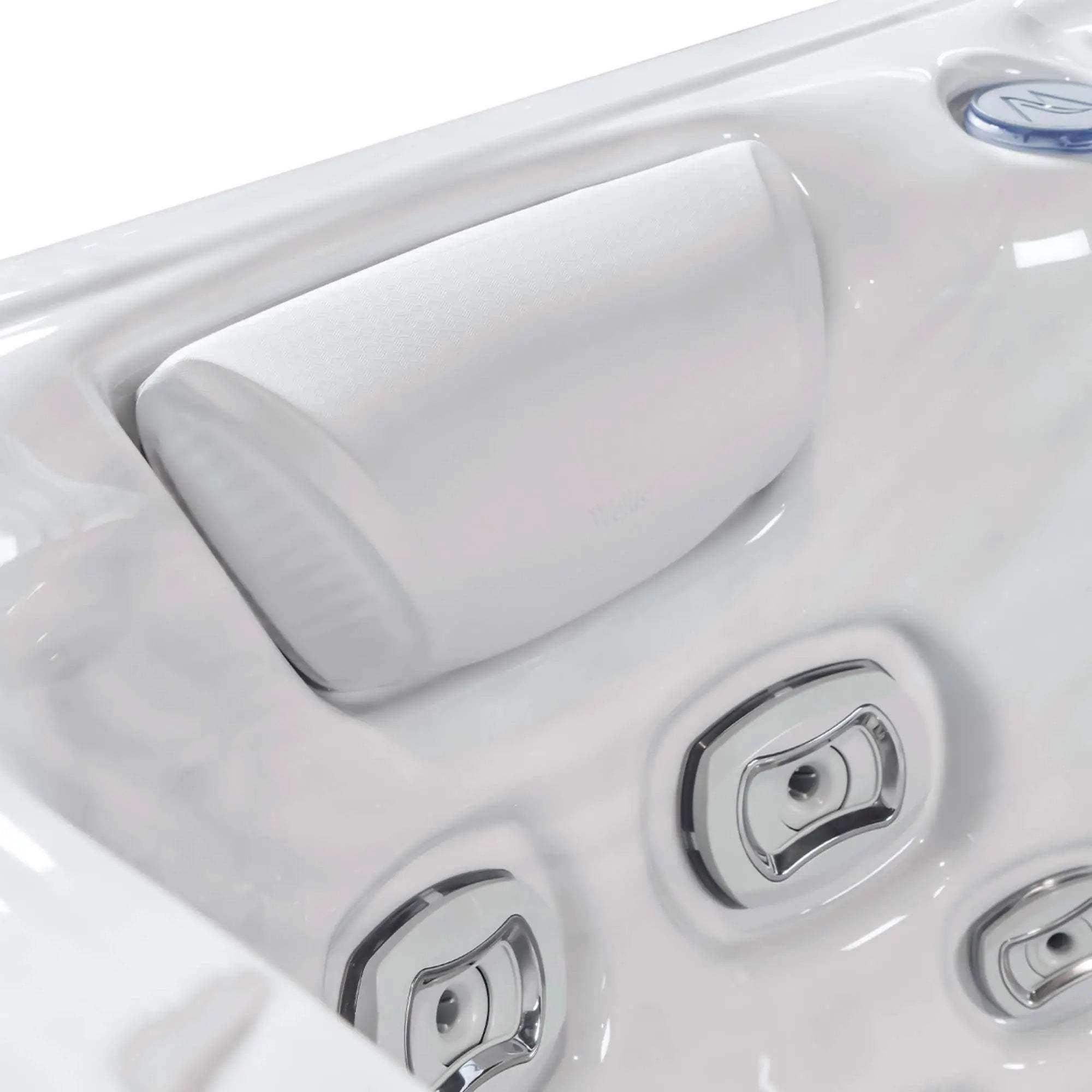 Der Wellis Teide Life Whirlpool verfügt über drei Sitzplätze, 32 Massagedüsen, eine LightSide™-Seitenverkleidung mit Holztextur, eine 3-kW-Heizung, ein SmartTouch-Bedienfeld und ist ein Premium-Modell mit WIS-Inline-System.