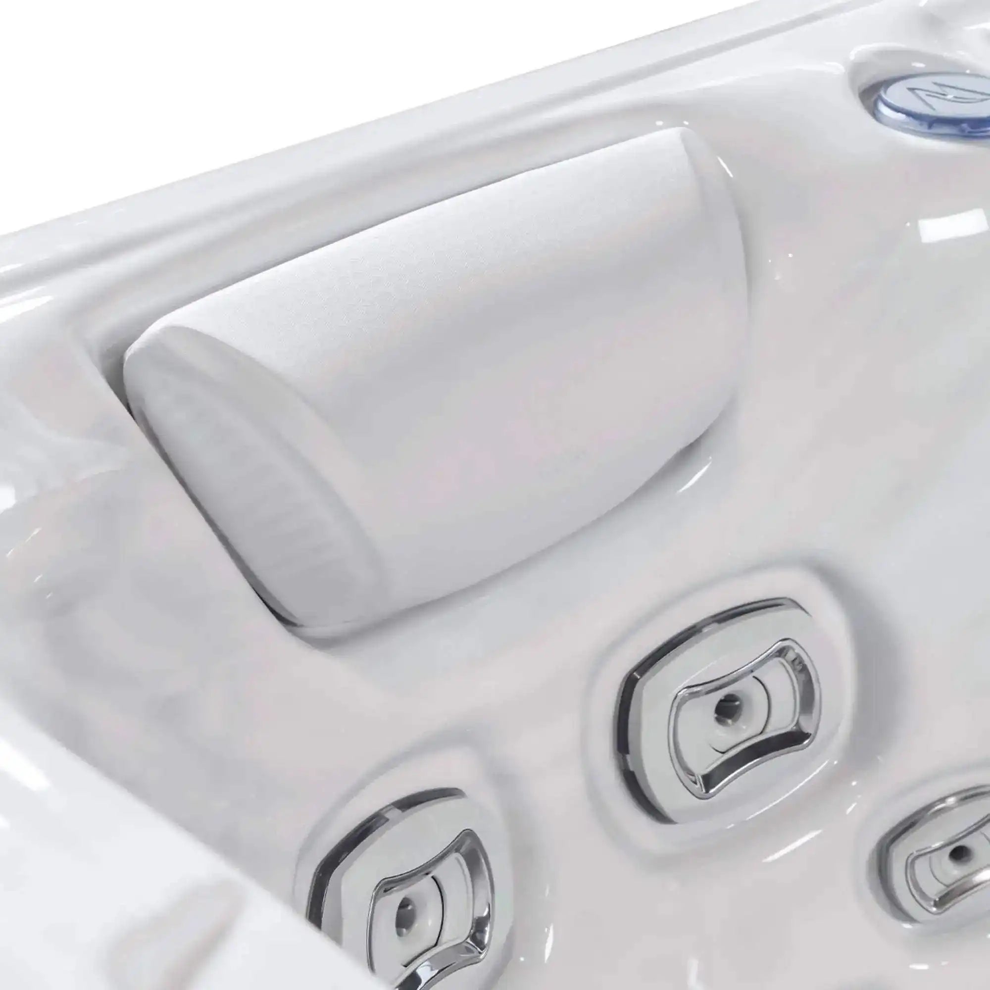 Der Wellis Teide Life Whirlpool verfügt über drei Sitzplätze, 32 Massagedüsen, eine LightSide™-Seitenverkleidung mit Holztextur, eine 3-kW-Heizung, ein SmartTouch-Bedienfeld und ist ein Premium-Modell mit WIS-Inline-System.