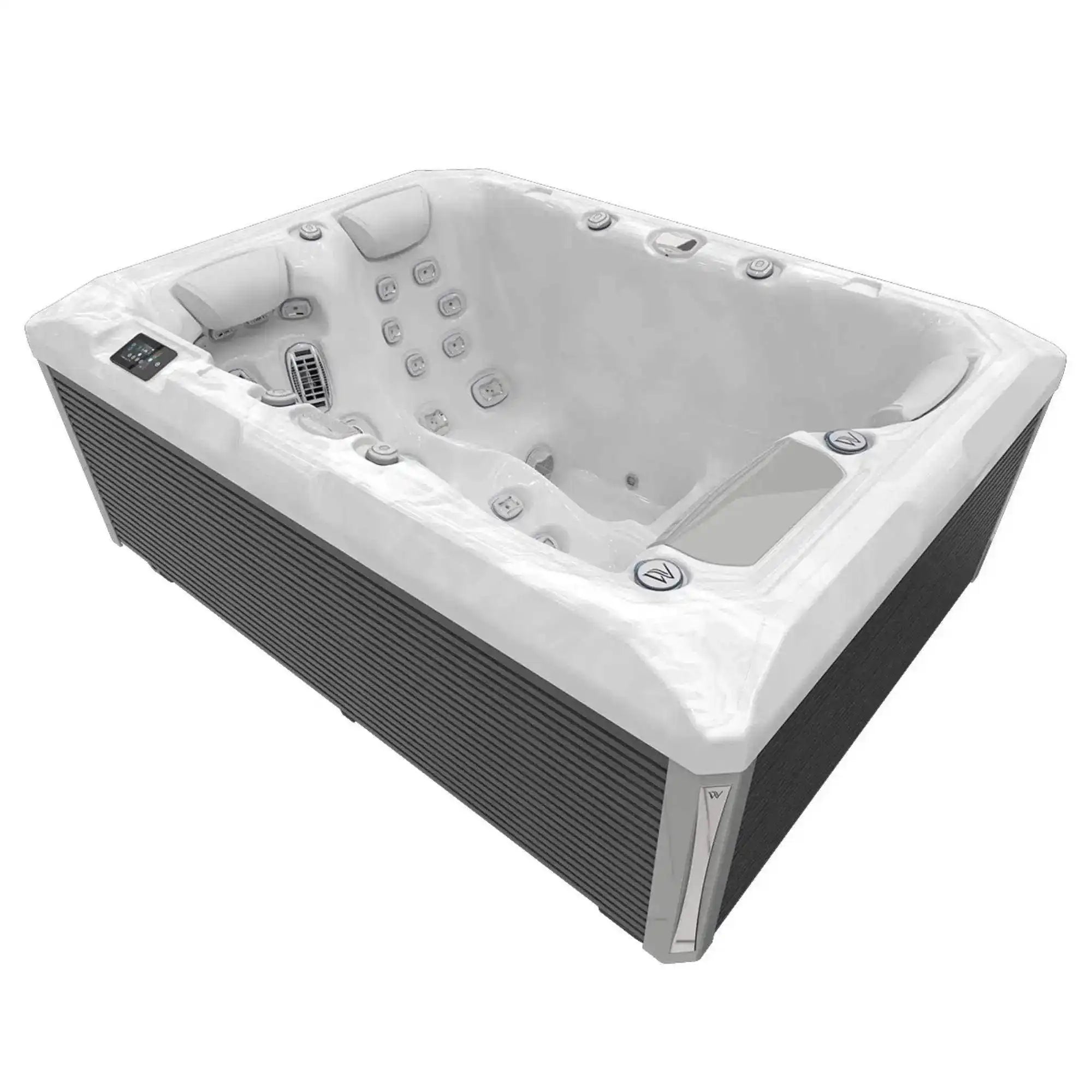 Der Wellis Teide Life Whirlpool verfügt über drei Sitzplätze, 32 Massagedüsen, eine LightSide™-Seitenverkleidung mit Holztextur, eine 3-kW-Heizung, ein SmartTouch-Bedienfeld und ist ein Premium-Modell mit WIS-Inline-System.