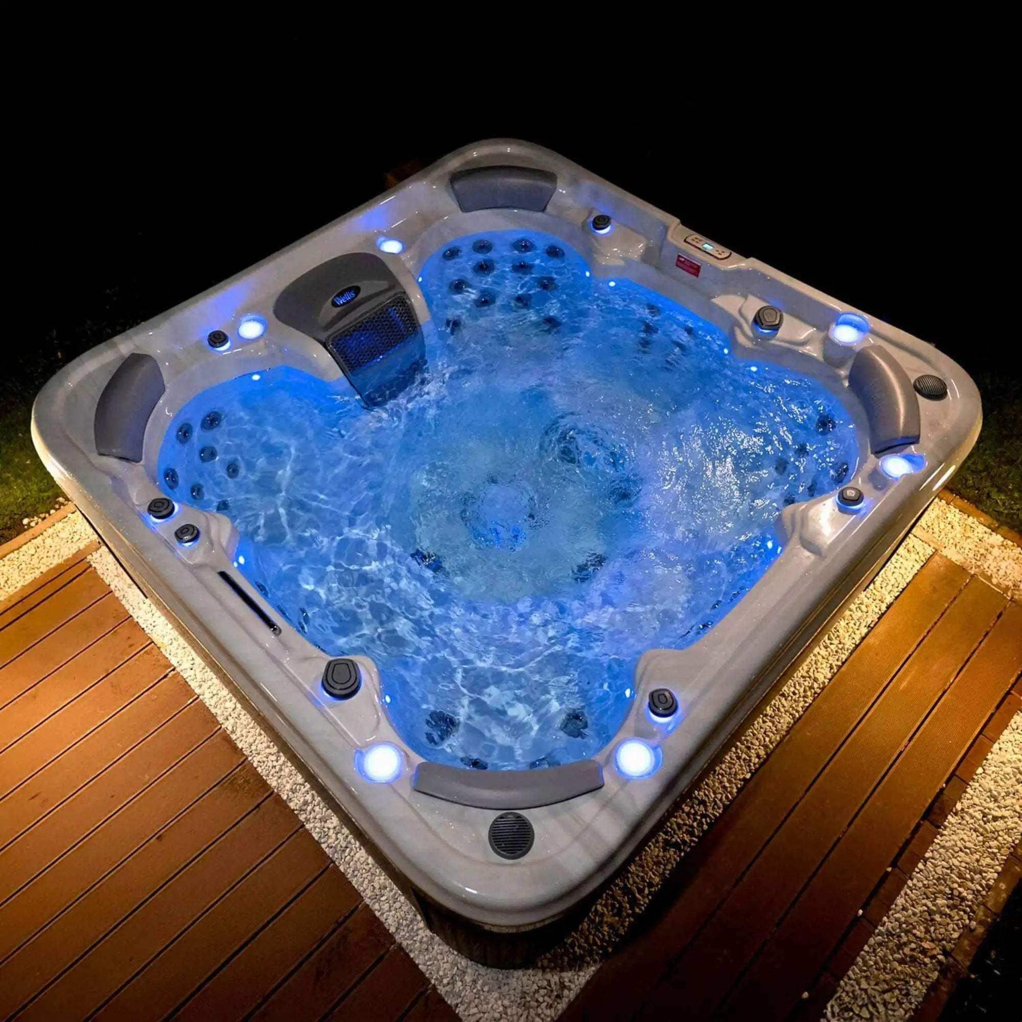 Whirlpool „Vienna Life” von Wellis mit 7 Plätzen, 62 Massagedüsen, LED-Beleuchtung, Soundsystem, 3 kW Heizung und Smart-WiFi-Steuerung.
