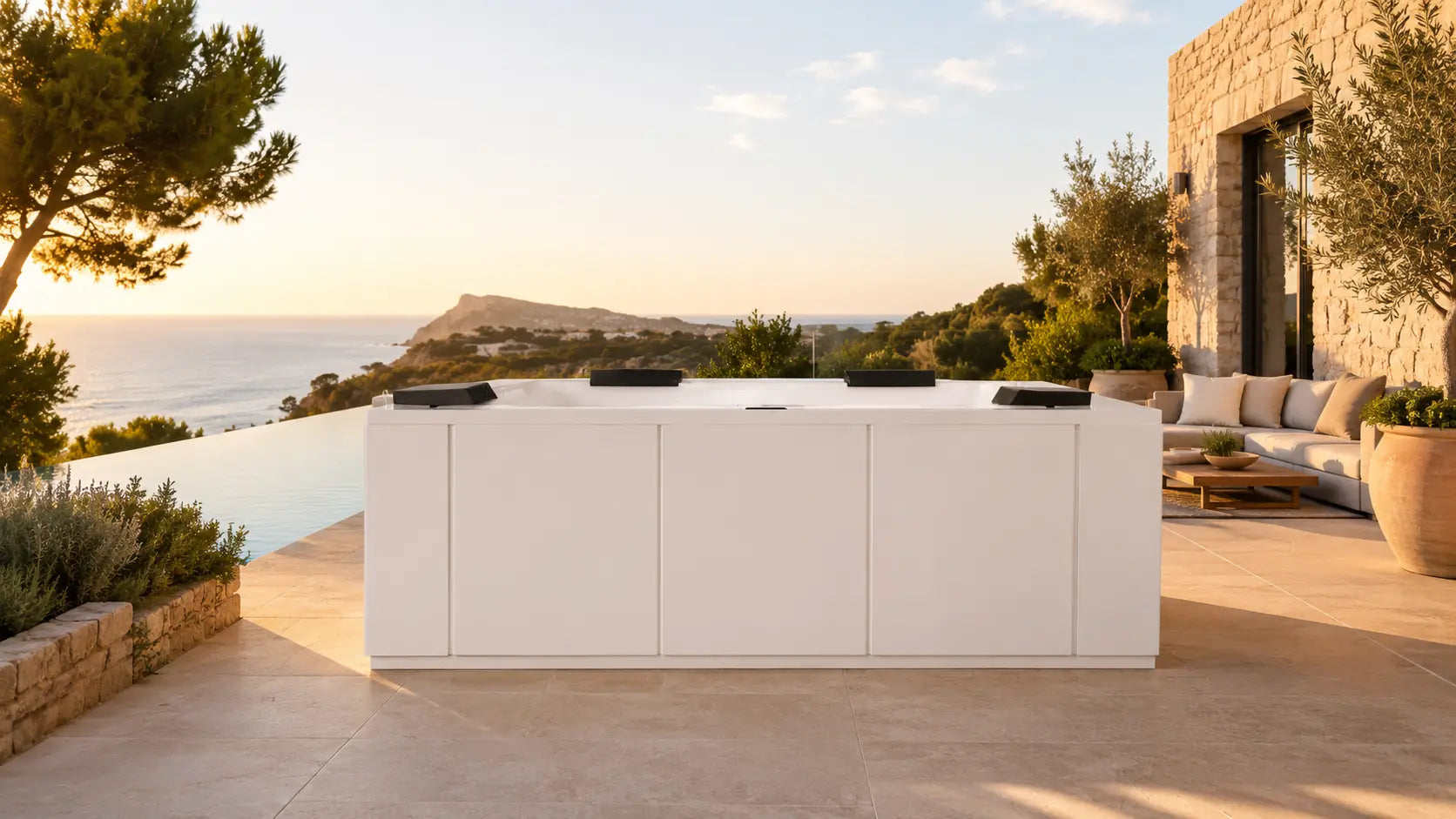Der Whirlpool Maximus von Paolo Ferralli vereint außergewöhnliches Design mit modernem Wellnesskomfort auf höchstem Niveau. Die großzügigen Proportionen, der elegante Wasserüberlauf und das nahezu unsichtbare Invisible System verleihen diesem Outdoor Whirlpool eine unverwechselbare Optik. Durch die harmonischen Linien und die hochwertige Bianco Lucido Verkleidung wird der Maximus zum stilvollen Mittelpunkt moderner Gärten und exklusiver Terrassen.
Mit Platz für bis zu acht Personen eignet sich der Maximus i