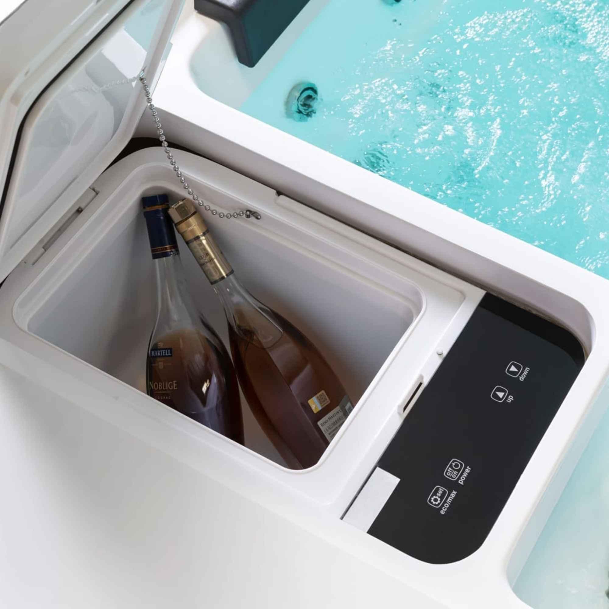 Whirlpool „The Solid“ von Paolo Ferralli mit Champagnerkühler, exklusives Design für den Außenbereich, erhältlich bei AZURA SPA & LIVING.