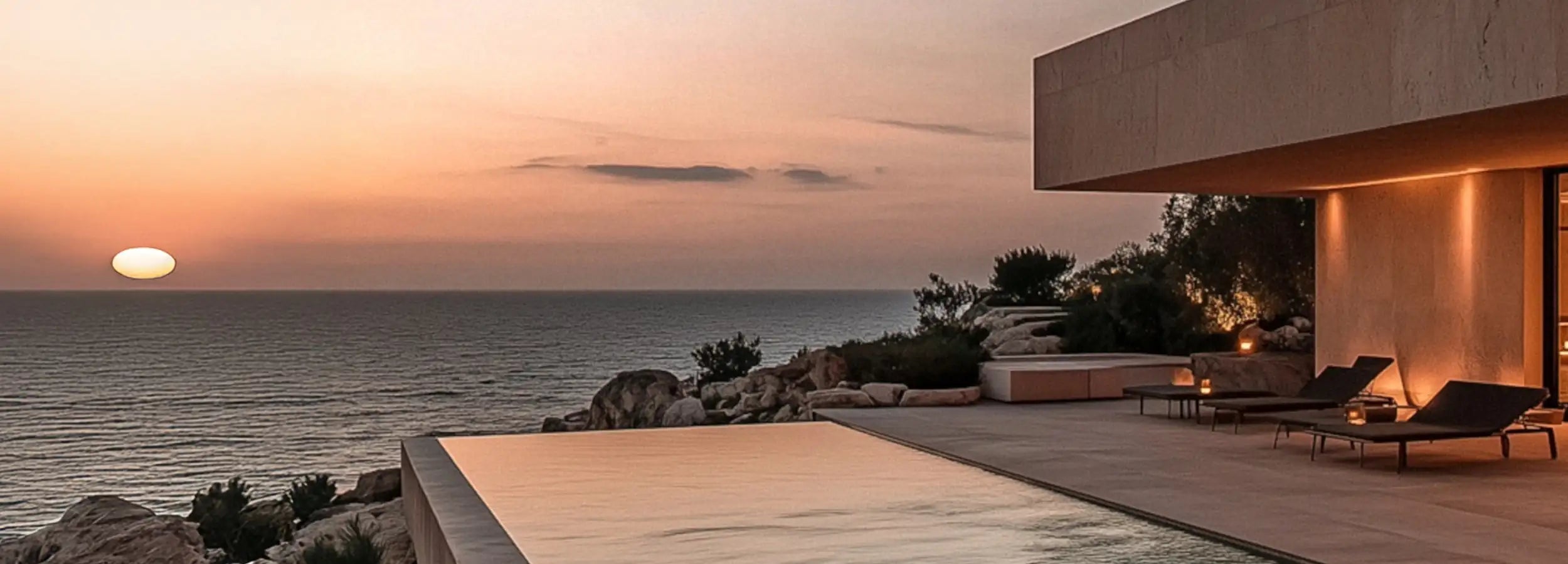 Outdoor Spa Bereich mit Pool und Meerblick bei Sonnenuntergang