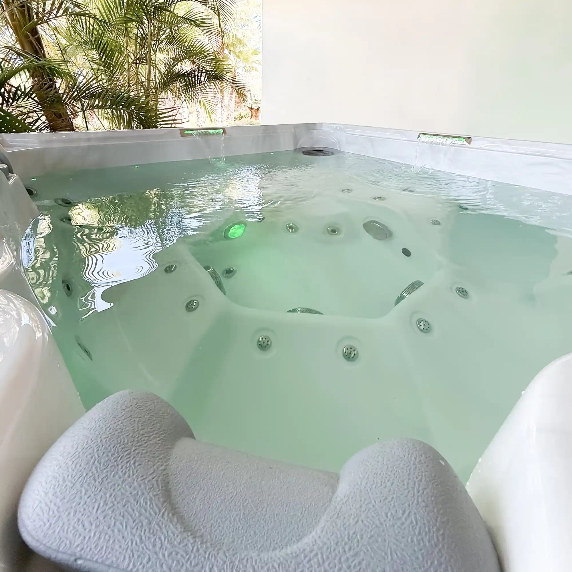 Outdoor Whirlpool SE500 - Mallorca Edition, 200 x 200 x 90 cm, 5 Plätze58 Düsen, 4 Pumpen - AZURA SPA & LIVING