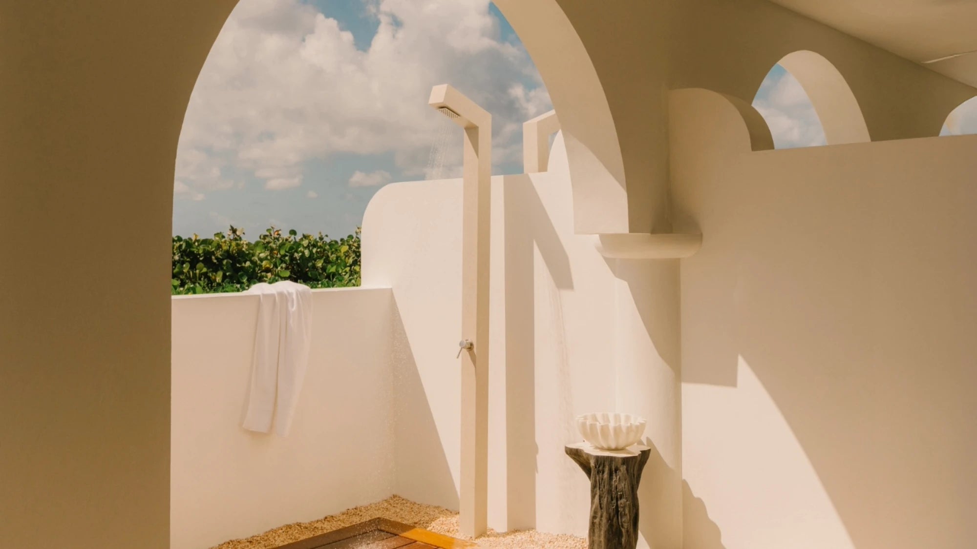 Design Außendusche Odino von Korta bei AZURA SPA & LIVING auf Mallorca kaufen