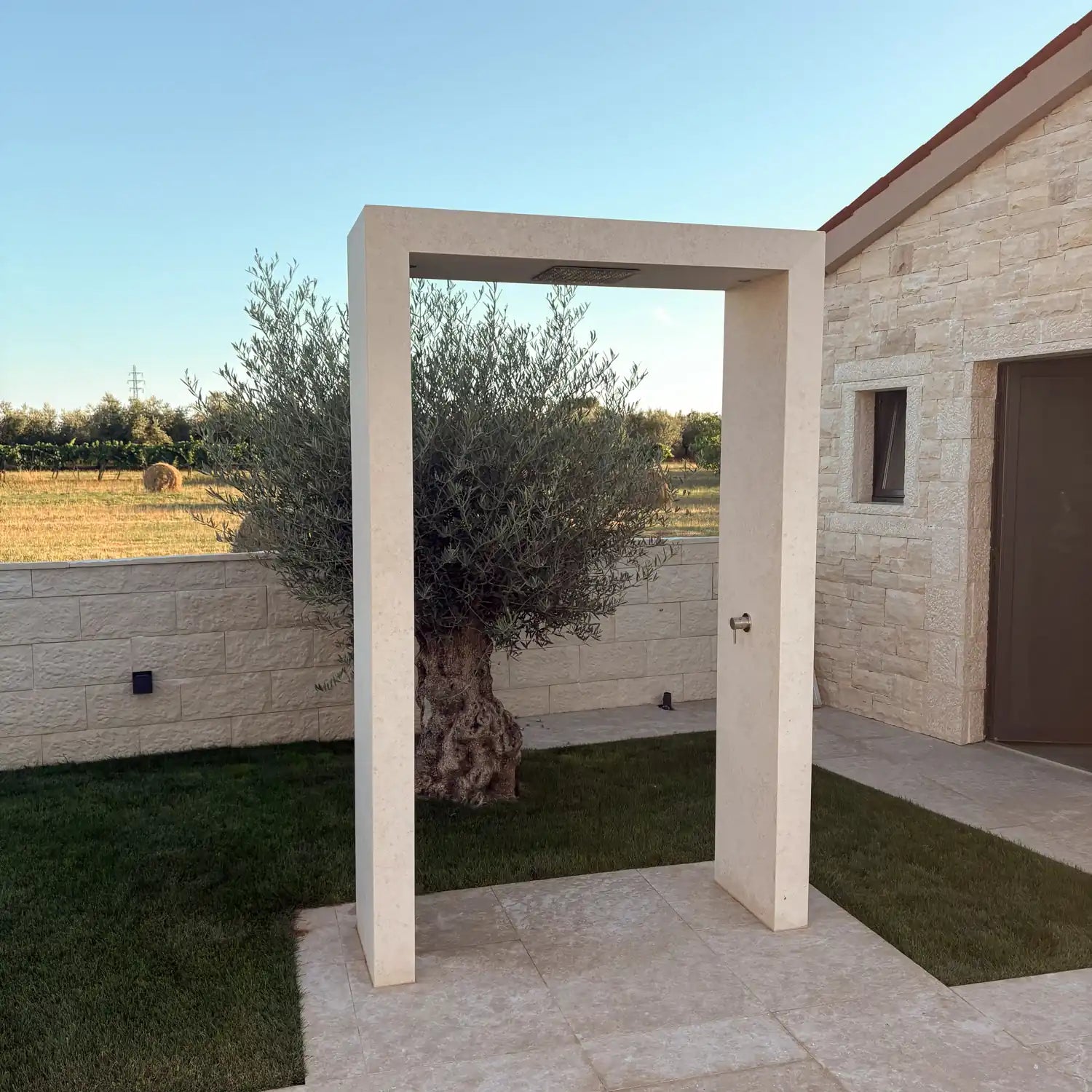 ODINO verbindet skulpturales Design mit einer markanten Rahmenform, die Ausblicke auf Meer, Landschaft oder Pool stilvoll in Szene setzt und sich als prägendes Designelement harmonisch in hochwertige Außenbereiche einfügt. Gefertigt in Kroatien aus Kanfanar Naturstein oder Marazzi Feinsteinzeug, lässt sich ODINO in Material, Oberfläche und Ausstattung individuell konfigurieren. Sie eignet sich für exklusive Privatgärten, Villen, Hotels sowie hochwertige Pool und Terrassenprojekte.