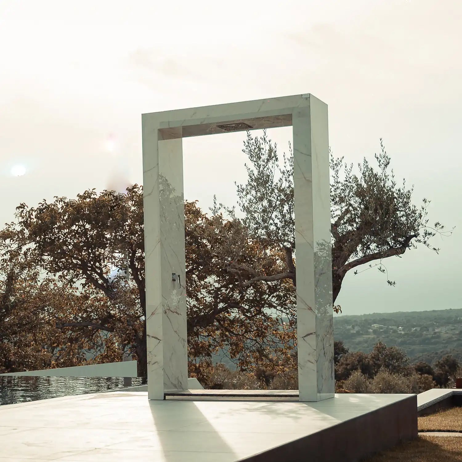 ODINO verbindet skulpturales Design mit einer markanten Rahmenform, die Ausblicke auf Meer, Landschaft oder Pool stilvoll in Szene setzt und sich als prägendes Designelement harmonisch in hochwertige Außenbereiche einfügt. Gefertigt in Kroatien aus Kanfanar Naturstein oder Marazzi Feinsteinzeug, lässt sich ODINO in Material, Oberfläche und Ausstattung individuell konfigurieren. Sie eignet sich für exklusive Privatgärten, Villen, Hotels sowie hochwertige Pool und Terrassenprojekte.