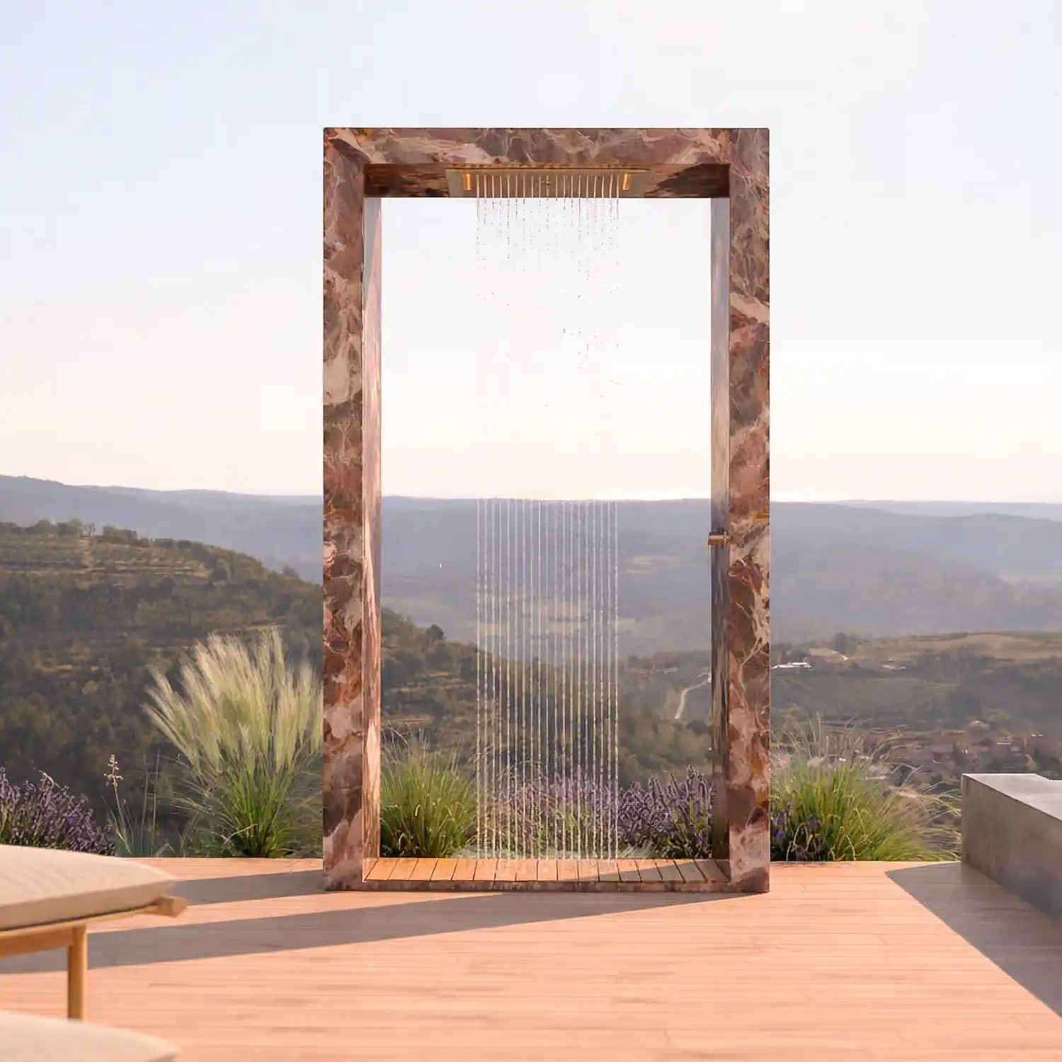 ODINO verbindet skulpturales Design mit einer markanten Rahmenform, die Ausblicke auf Meer, Landschaft oder Pool stilvoll in Szene setzt und sich als prägendes Designelement harmonisch in hochwertige Außenbereiche einfügt. Gefertigt in Kroatien aus Kanfanar Naturstein oder Marazzi Feinsteinzeug, lässt sich ODINO in Material, Oberfläche und Ausstattung individuell konfigurieren. Sie eignet sich für exklusive Privatgärten, Villen, Hotels sowie hochwertige Pool und Terrassenprojekte.