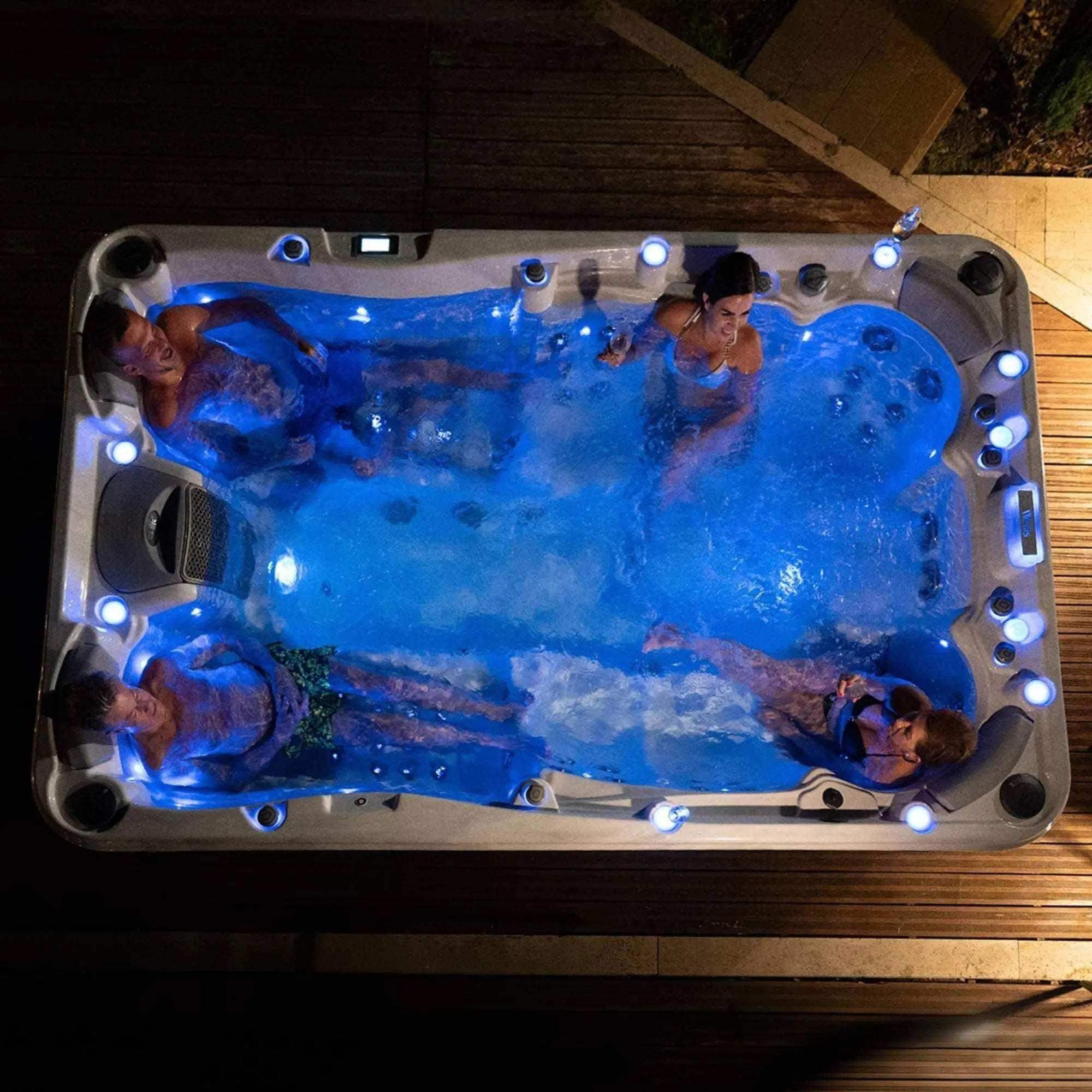 Whirlpool „Olympus Life” von Wellis verfügt über 9 Sitze, 88 Düsen, WLAN, LED-Lichter, Lichtdüsen, Soundsystem, SmartTouch Bedienfeld und ein Rollcover. 