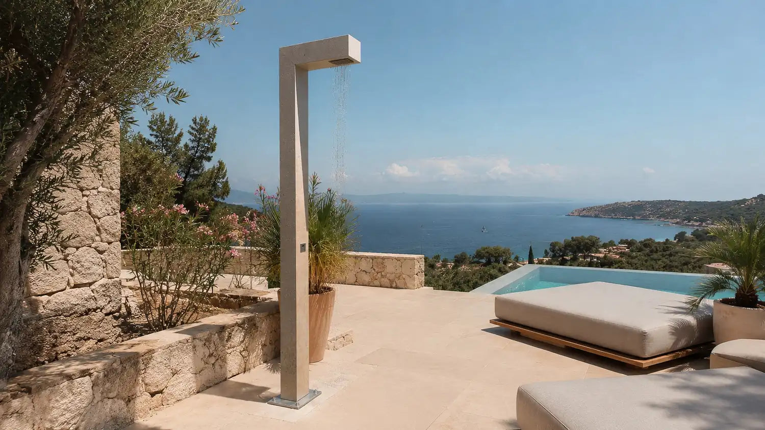MALLA Außendusche verbindet eine besonders schlanke Formensprache mit präziser Geometrie und zeitloser Architektur. In Kroatien gefertigt aus Kanfanar-Naturstein oder Marazzi Feinsteinzeug, lässt sie sich individuell in Material, Oberfläche und Ausstattung konfigurieren. Ihr geradliniger Aufbau wirkt leicht und zurückhaltend, setzt zugleich jedoch einen markanten architektonischen Akzent und eignet sich für exklusive Privatgärten, Villen, Hotels, Beach Clubs sowie hochwertige Pool- und Terrassenprojekte.