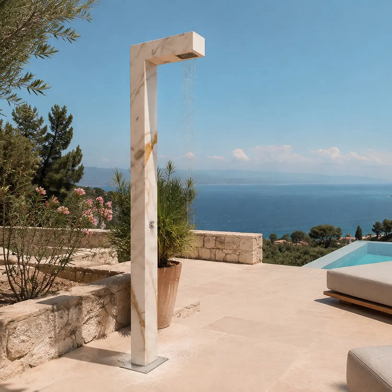 MALLA Außendusche verbindet eine besonders schlanke Formensprache mit präziser Geometrie und zeitloser Architektur. In Kroatien gefertigt aus Kanfanar-Naturstein oder Marazzi Feinsteinzeug, lässt sie sich individuell in Material, Oberfläche und Ausstattung konfigurieren. Ihr geradliniger Aufbau wirkt leicht und zurückhaltend, setzt zugleich jedoch einen markanten architektonischen Akzent und eignet sich für exklusive Privatgärten, Villen, Hotels, Beach Clubs sowie hochwertige Pool- und Terrassenprojekte.