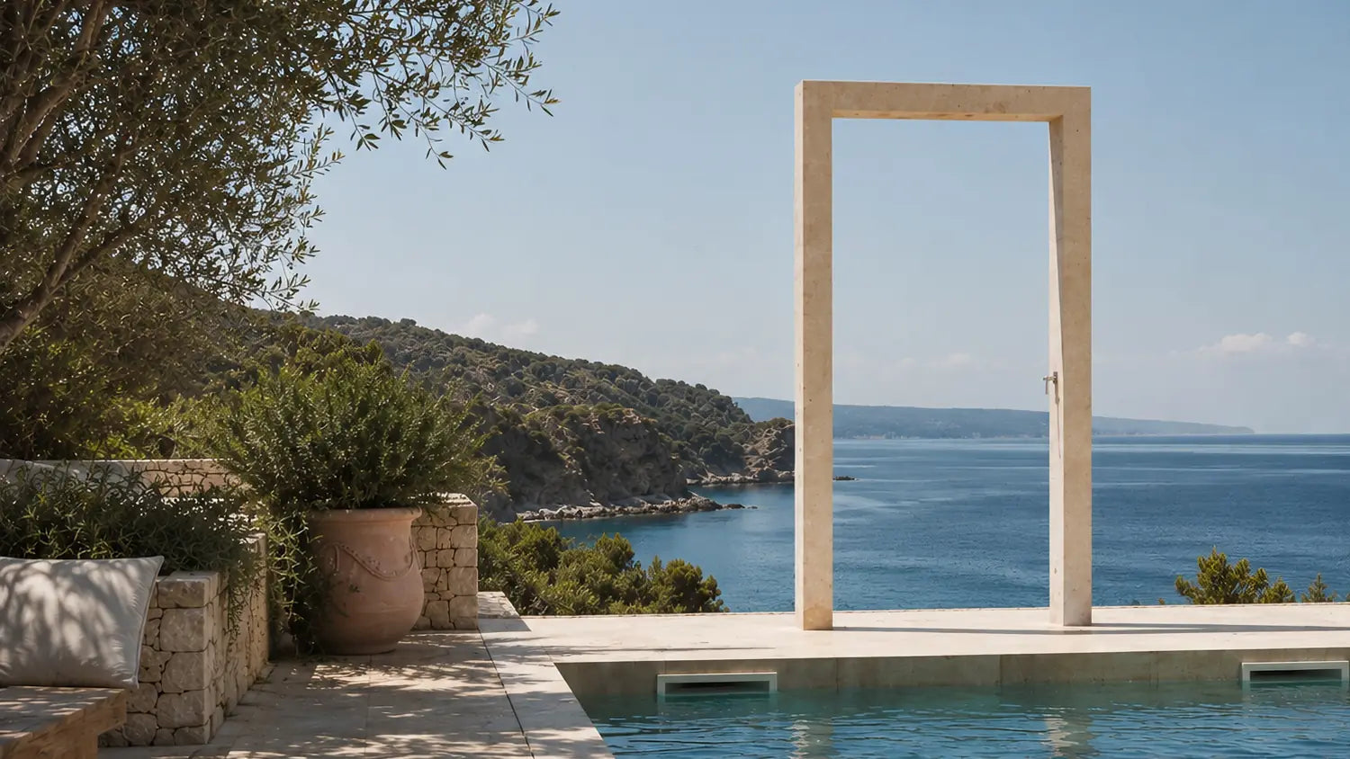 MINNO interpretiert die Außendusche als architektonisches Gestaltungselement. Die markante Rahmenform schafft einen klaren Blickfang und setzt Architektur und Landschaft bewusst in Szene. In Kroatien gefertigt aus Kanfanar Naturstein oder Marazzi Feinsteinzeug, lässt sich MINNO individuell in Material, Oberfläche und Ausstattung konfigurieren. Ihre skulpturale Form fügt sich harmonisch in exklusive Privatgärten, Villen, Hotels sowie hochwertige Pool- und Terrassenprojekte ein.