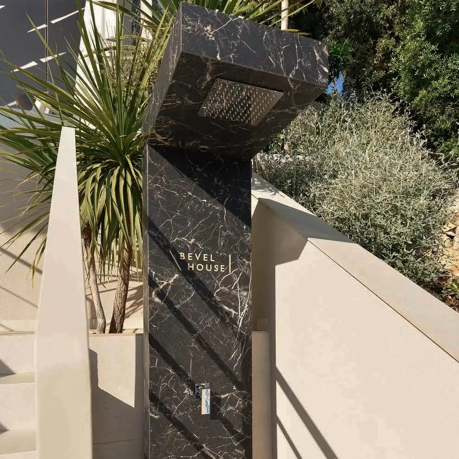 MARBELLA verbindet skulpturales Design mit zeitloser Eleganz. Gefertigt in Kroatien aus Kanfanar Naturstein oder Marazzi Feinsteinzeug, lässt sie sich individuell in Material, Oberfläche und Ausstattung konfigurieren. Sie eignet sich für exklusive Privatgärten, Villen, Hotels, Beach Clubs sowie hochwertige Pool- und Terrassenprojekte.